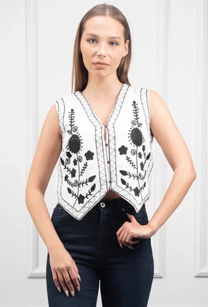 Vesta alba cu broderie neagra
