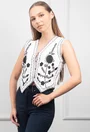 Vesta alba cu broderie neagra