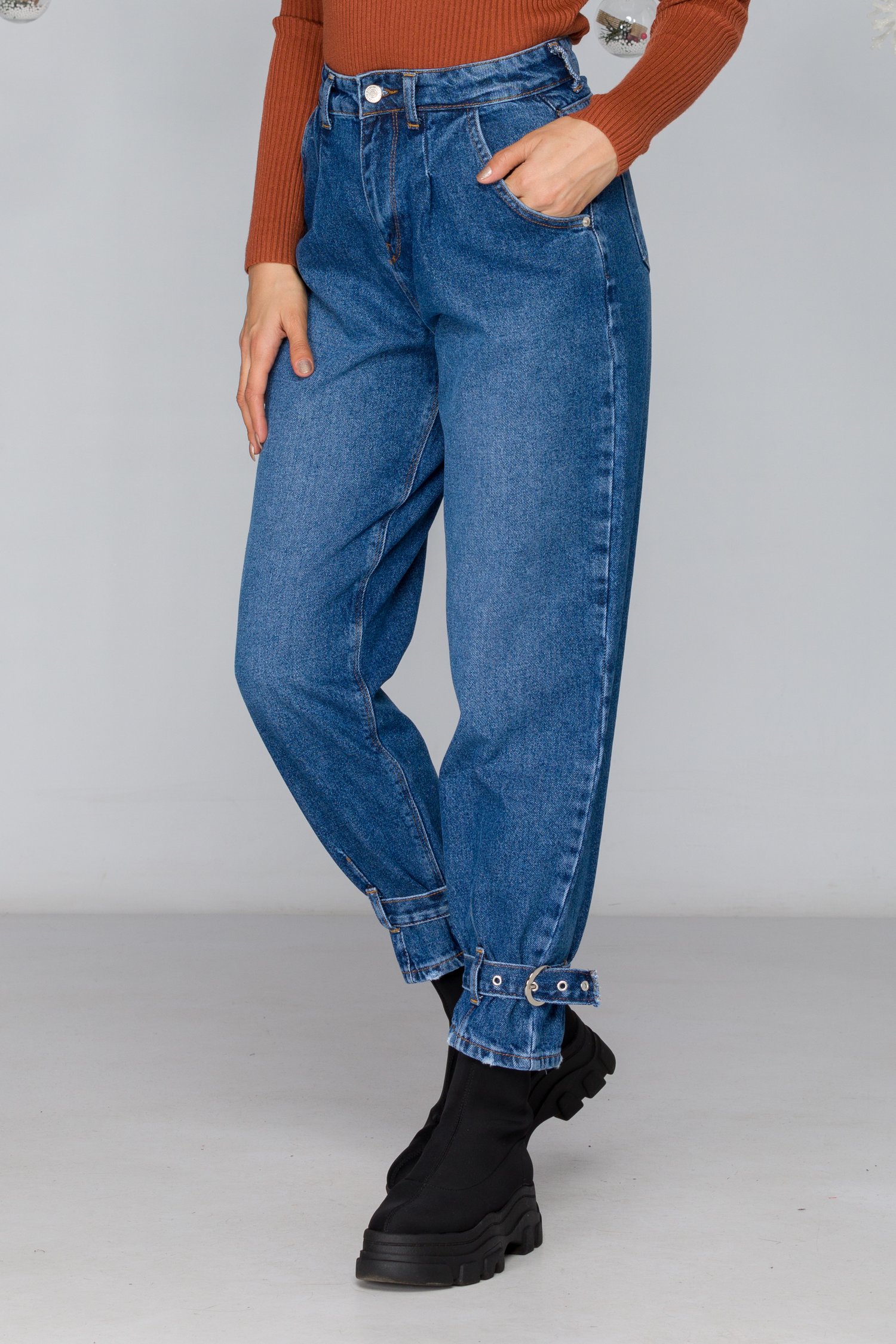 Blugi Adina albastri mom fit cu aspect uzat si catarame la baza