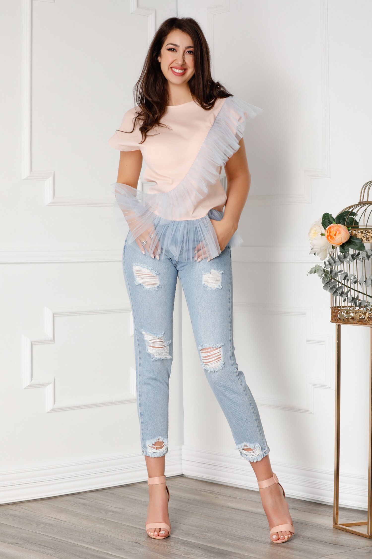 Blugi albastru deschis cu rupturi