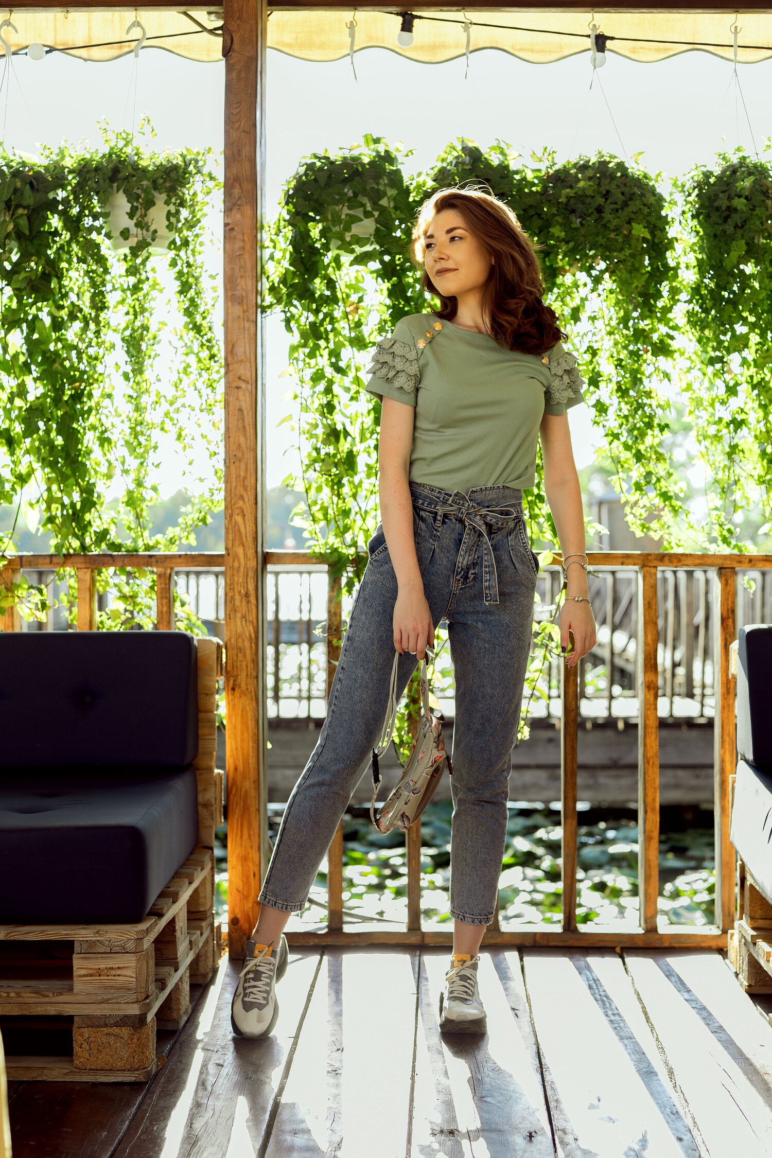 Blugi bleu cu pliuri la buzunare si cordon in talie