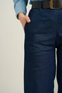 Blugi casual din denim albastru inchis cu baza intoarsa si curea in talie