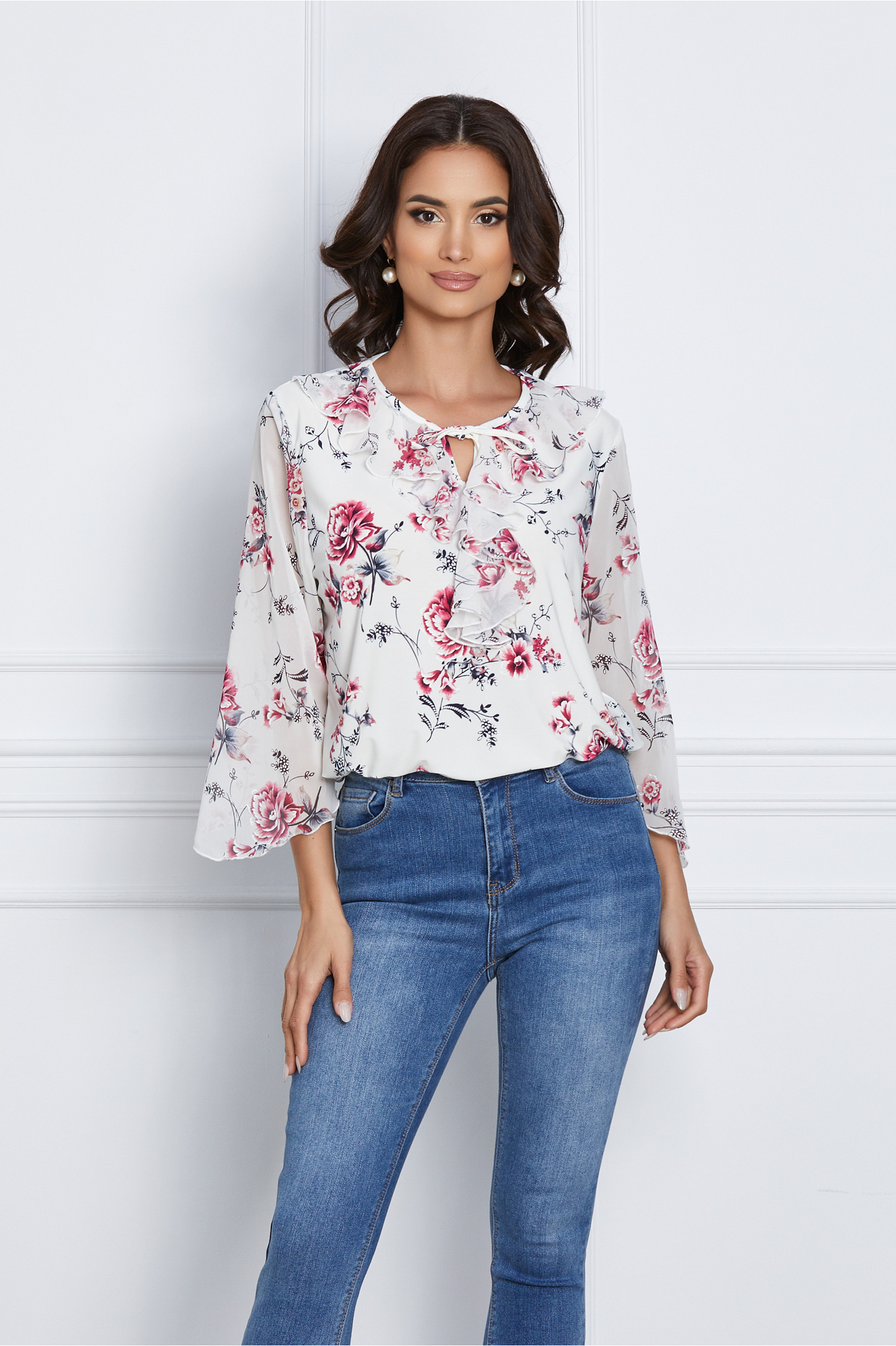 Bluza Anica alba cu imprimeu floral magenta si volanase la bust