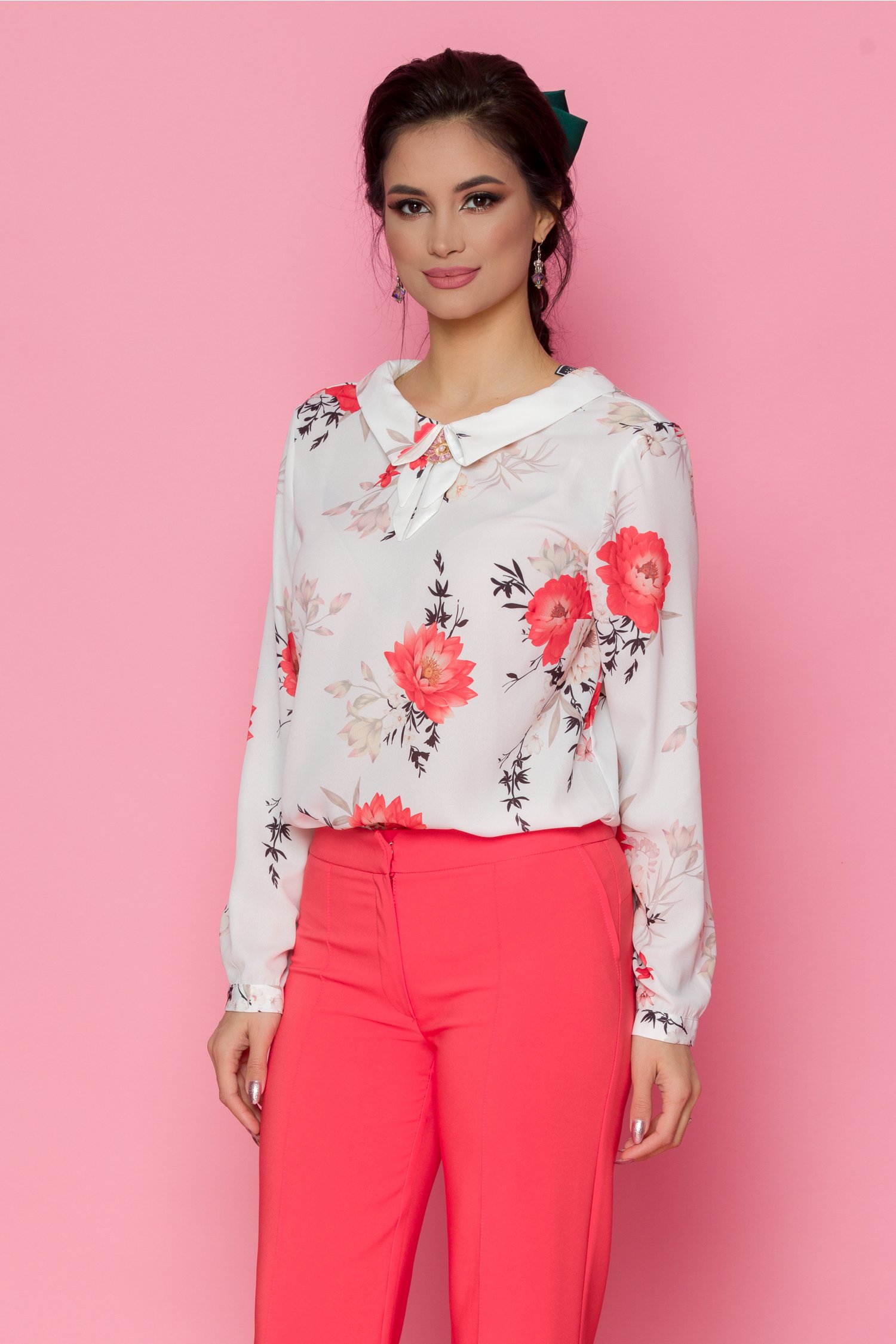 Bluza beka alba cu imprimeu floral si aplicatie la baza gatului