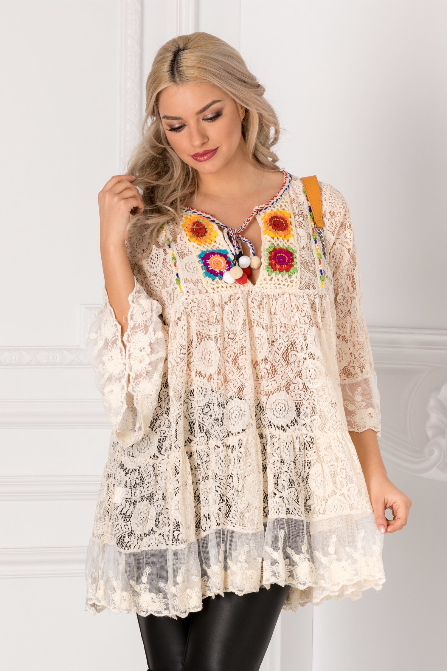 Bluza Besty ivoire din dantela cu broderie colorata si ciucurei la bust