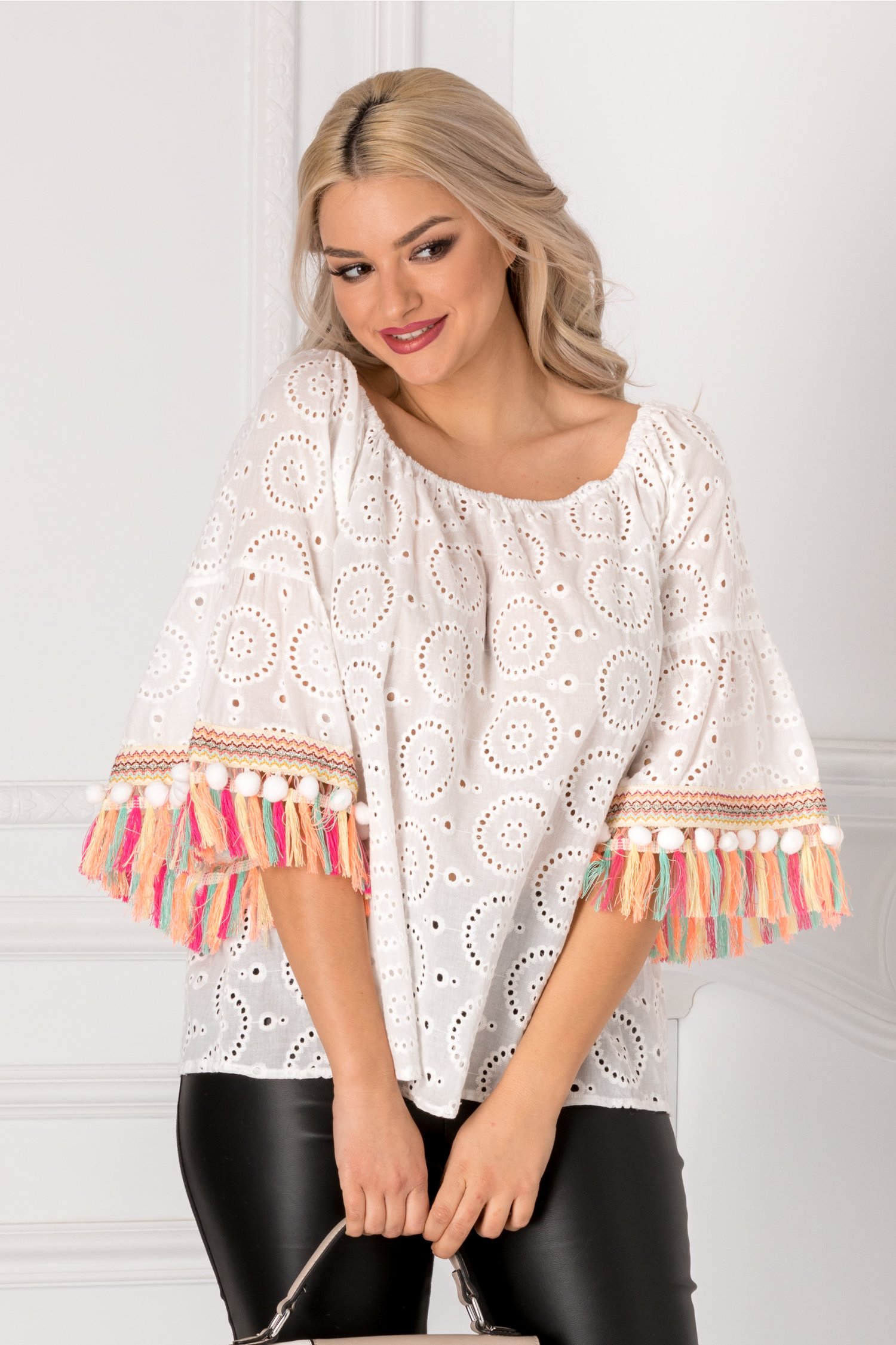 Bluza Bety alba cu aplicatii colorate la maneci