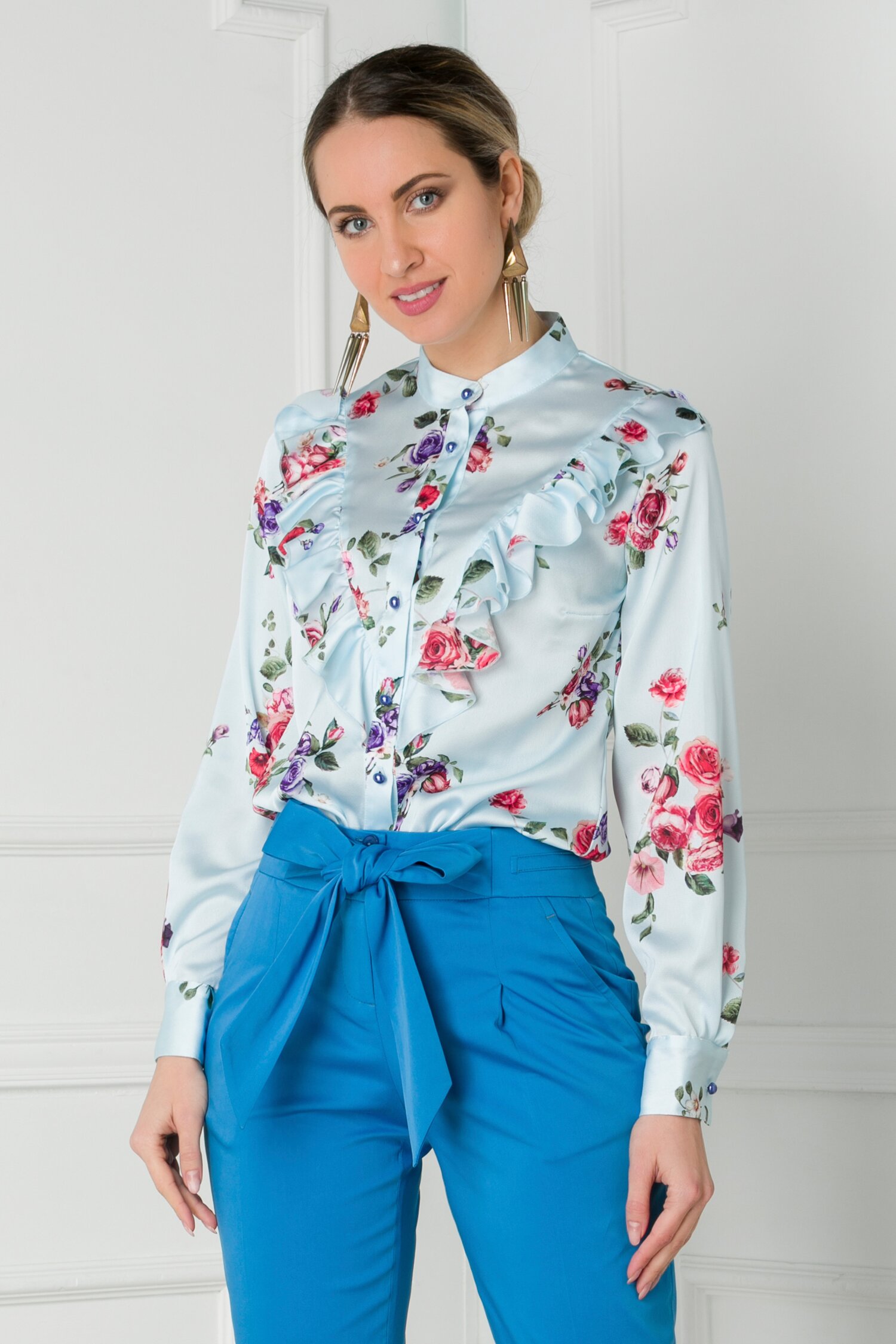 Bluza bleu cu imprimeuri florale si volanase la bust