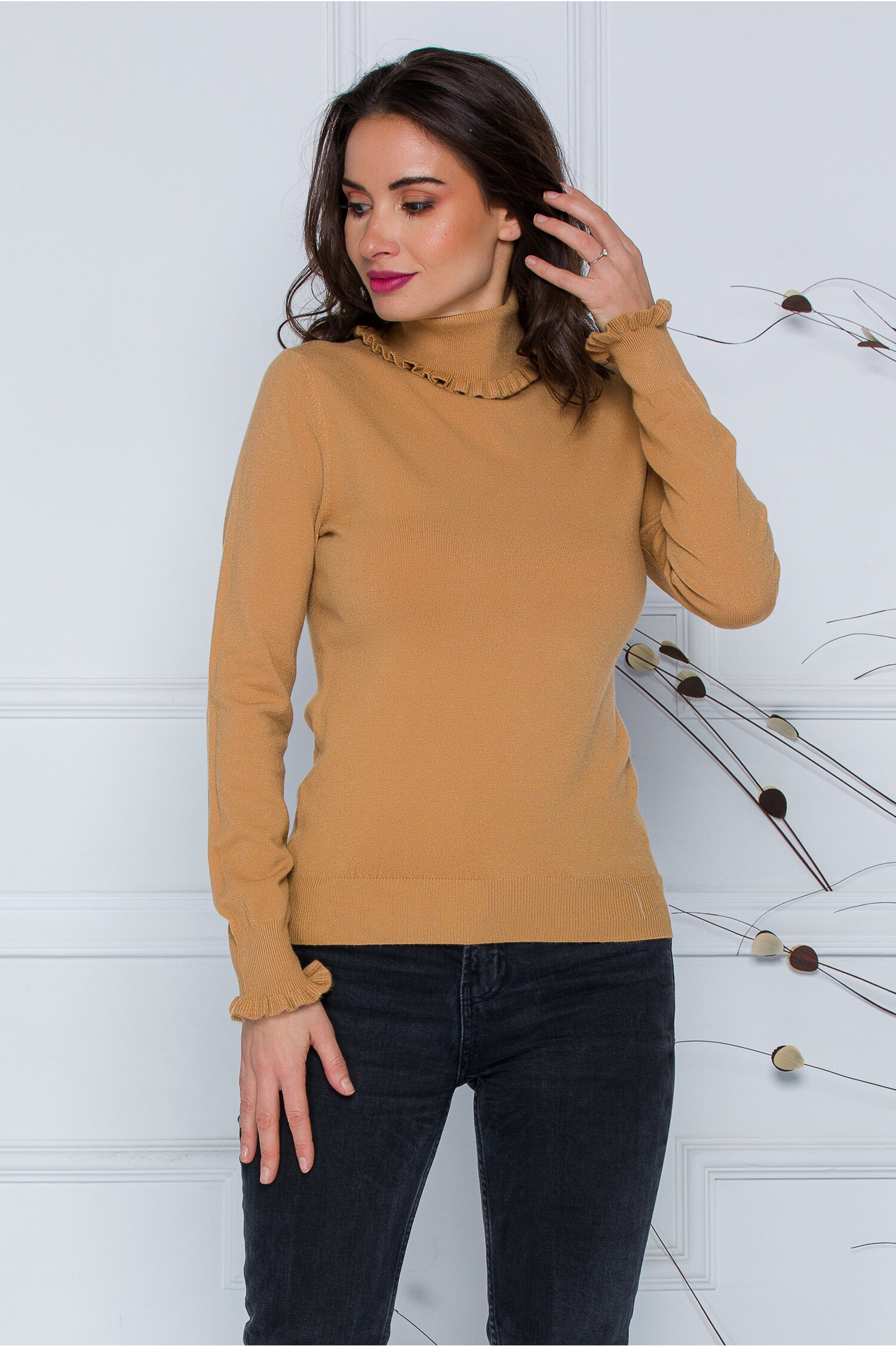 Bluza Cara bej cu guler si mansete incretite