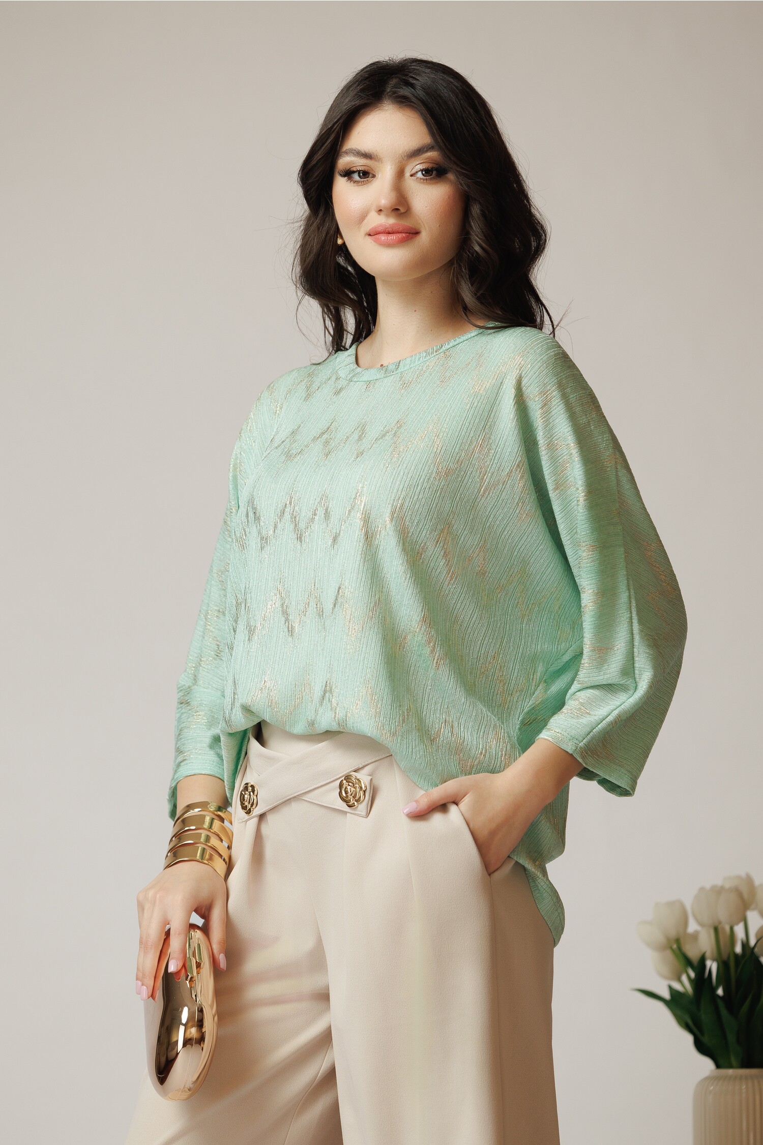 Bluza casual din jerse fin verde mint cu insertii din fir lurex auriu