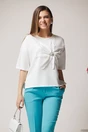 Bluza casual din viscoza alba cu floare maxi si strasuri