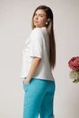 Bluza casual din viscoza alba cu floare maxi si strasuri