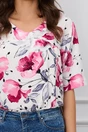 Bluza casual din viscoza alba cu imprimeuri florale magenta si volan