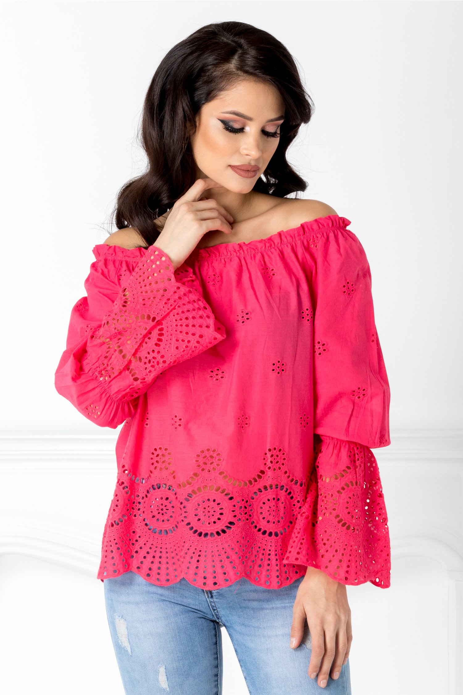 Bluza casual fucsia cu umerii lasati si decupaje