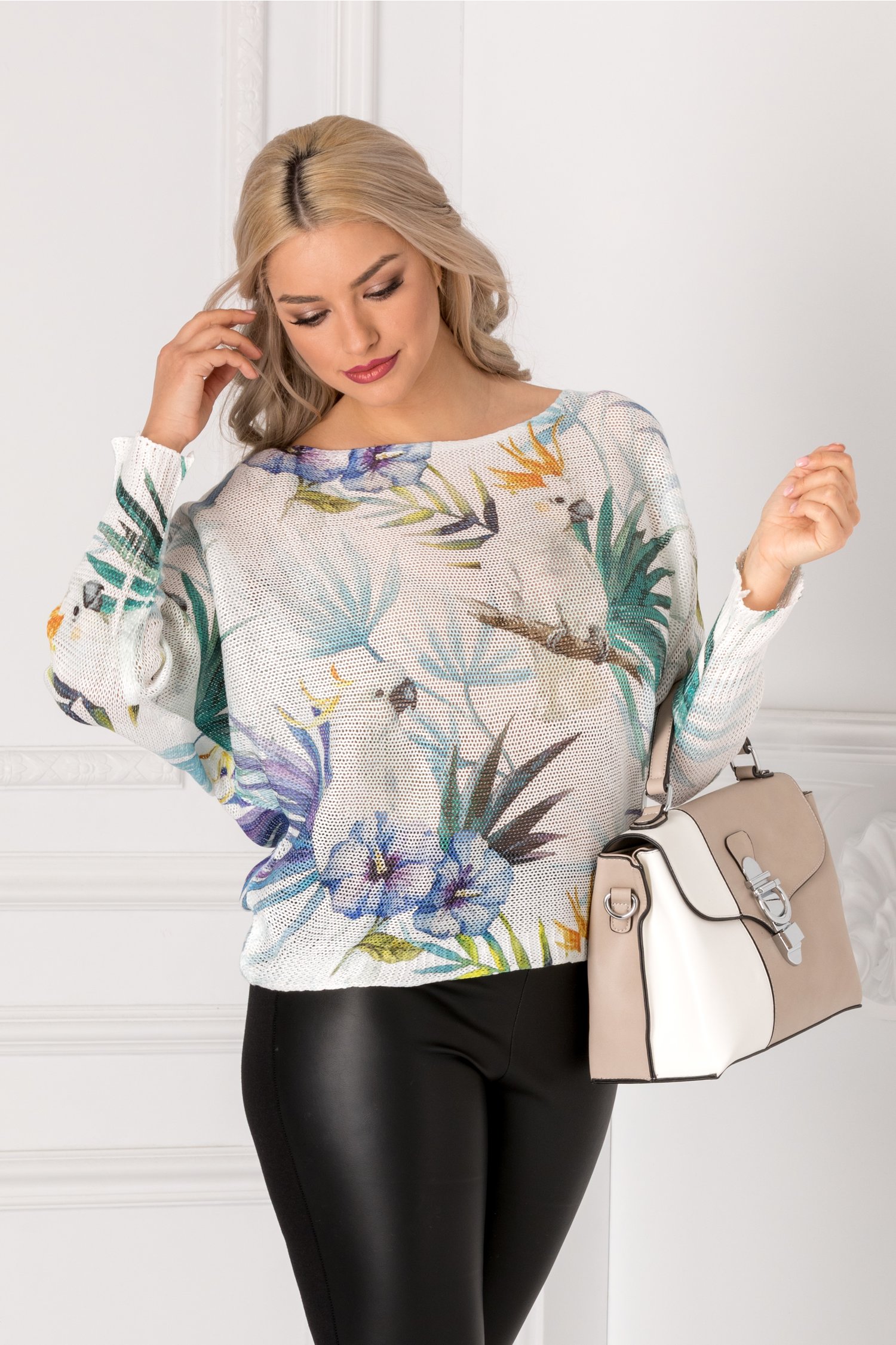 Bluza Coralia alba cu imprimeu exotic