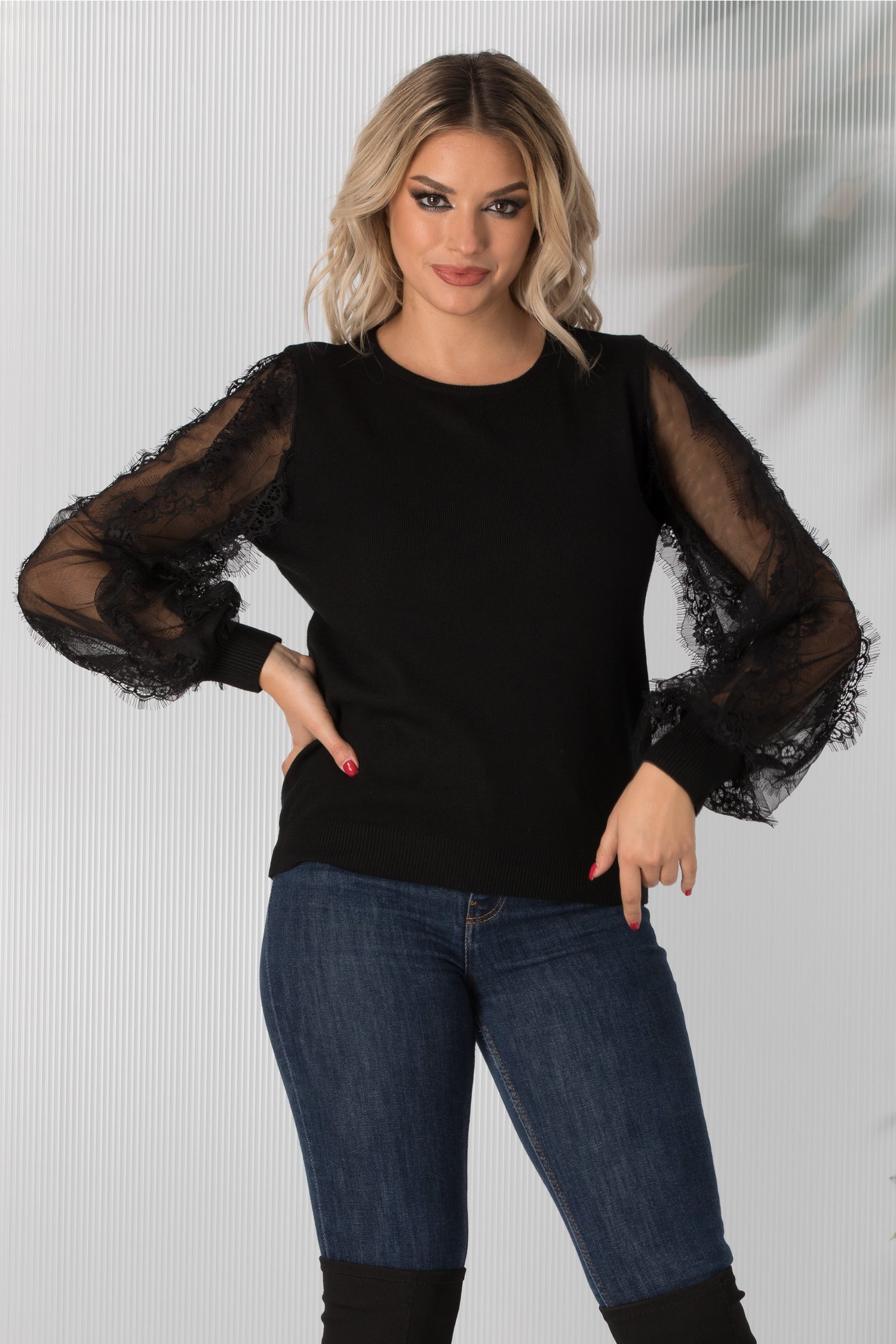 Bluza Daria neagra cu maneci din dantela