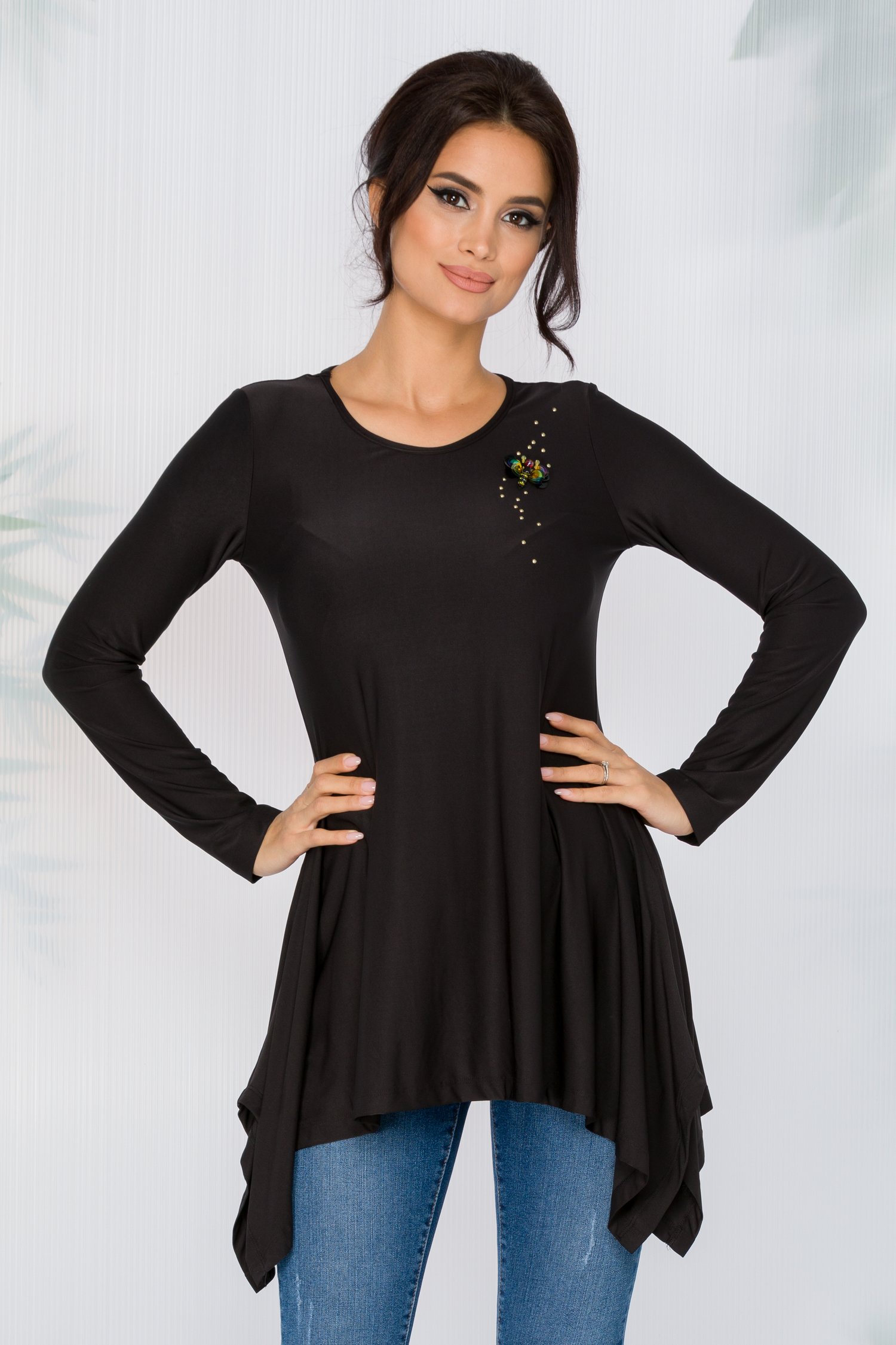 Bluza Diana neagra cu broderie florala si lungime asimetrica