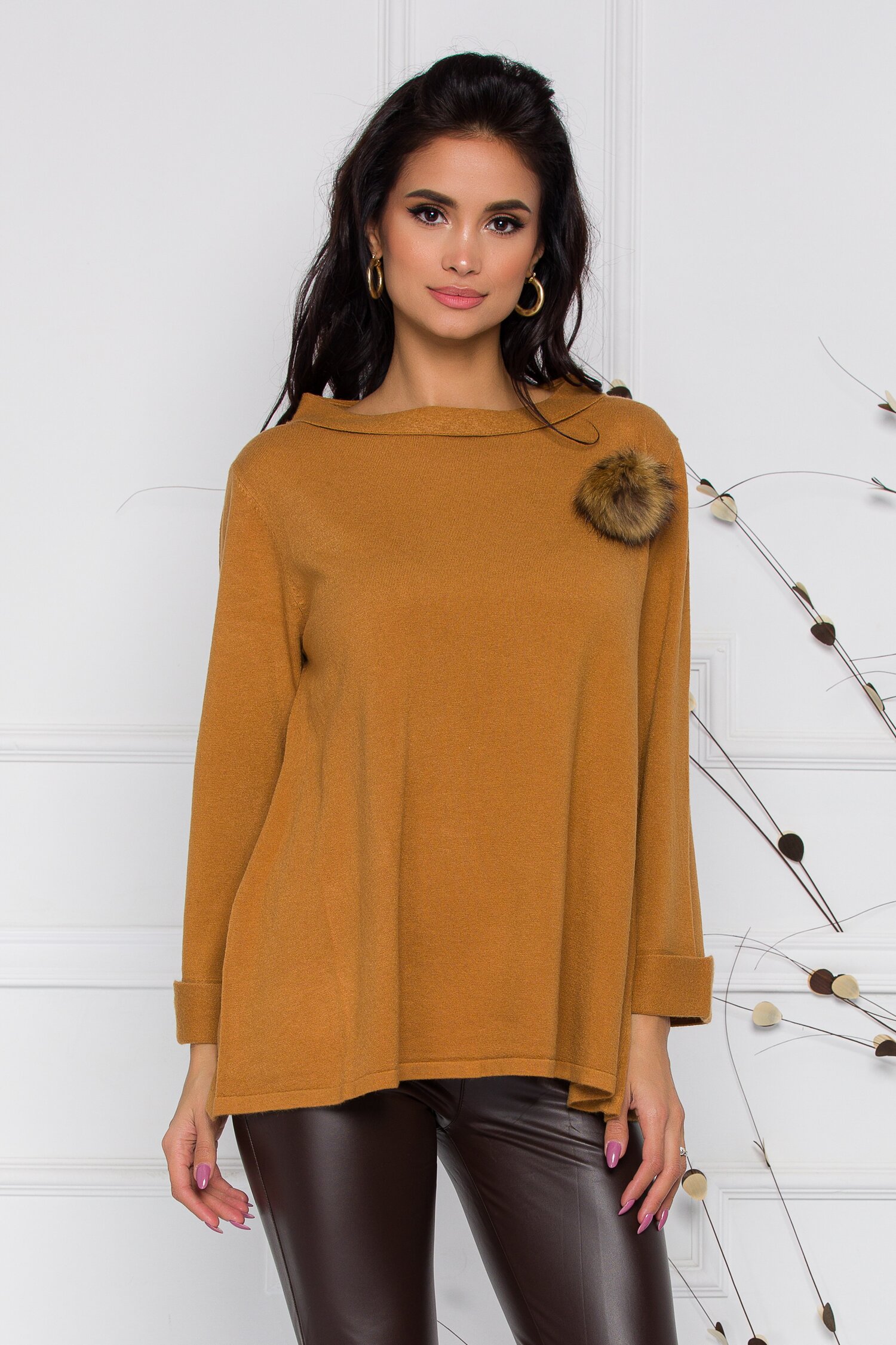 Bluza Dima camel cu decolteu barcuta