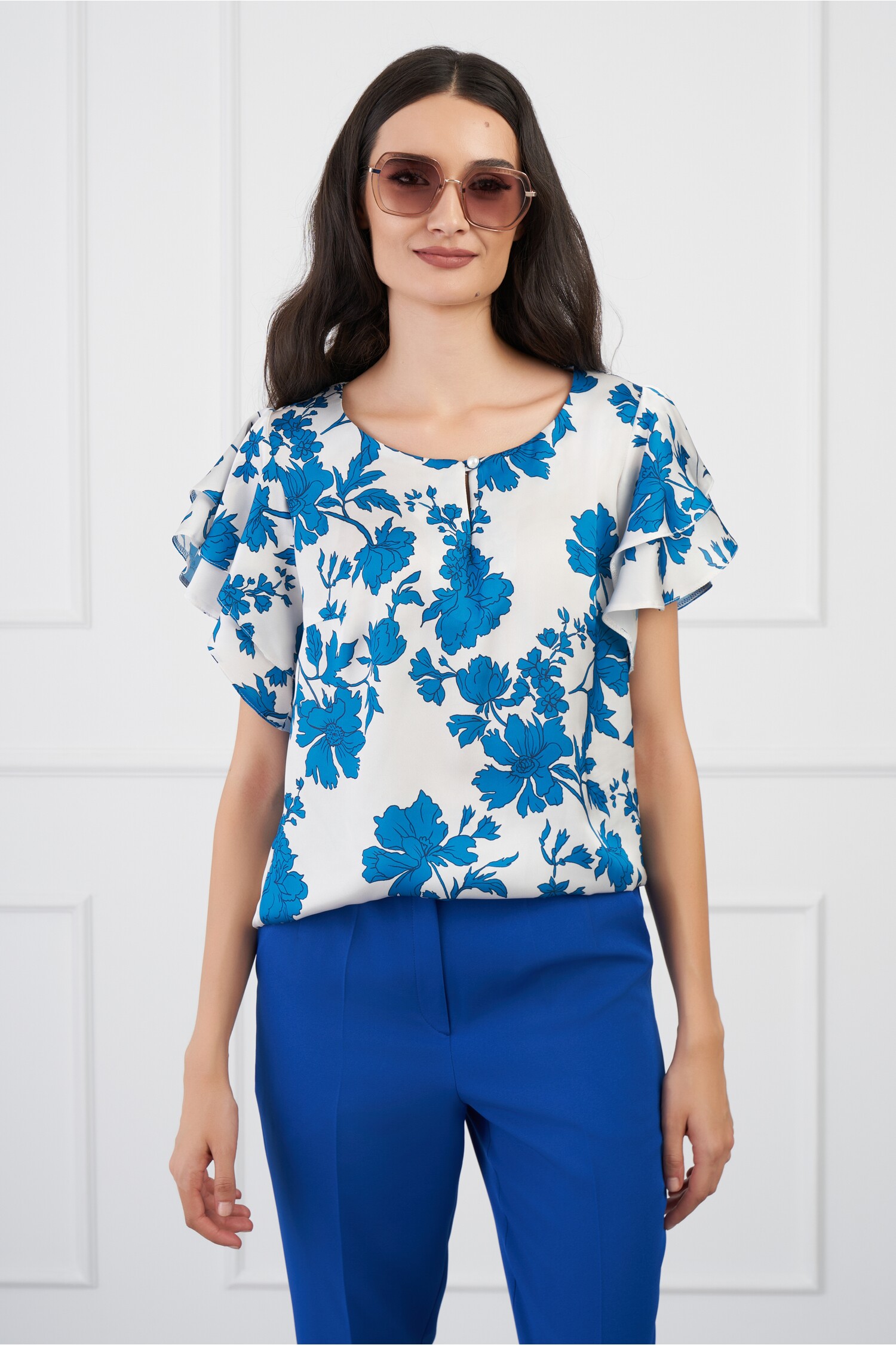 Bluza DY Fashion alba imprimeu floral albastru si volane pe maneci