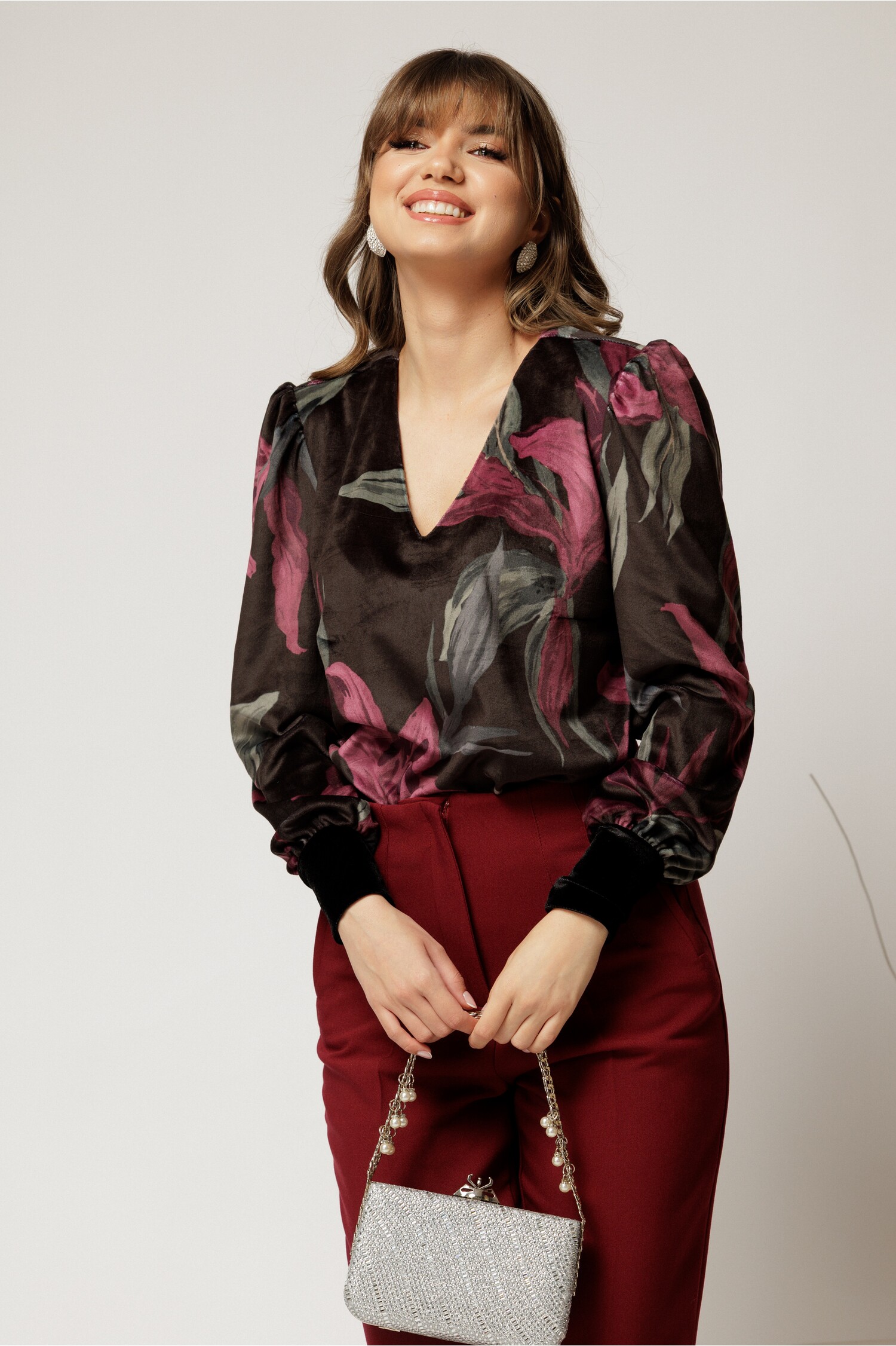 Bluza DY Fashion din catifea cu imprimeu mov si decolteu in V