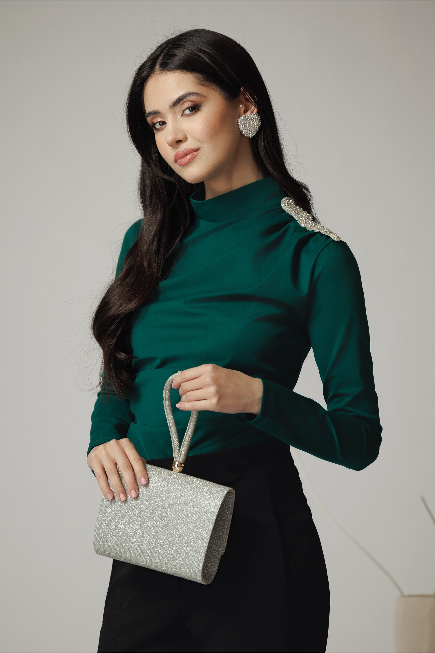 Bluza DY Fashion eleganta din lycra verde cu fronseu si aplicatie pe umar