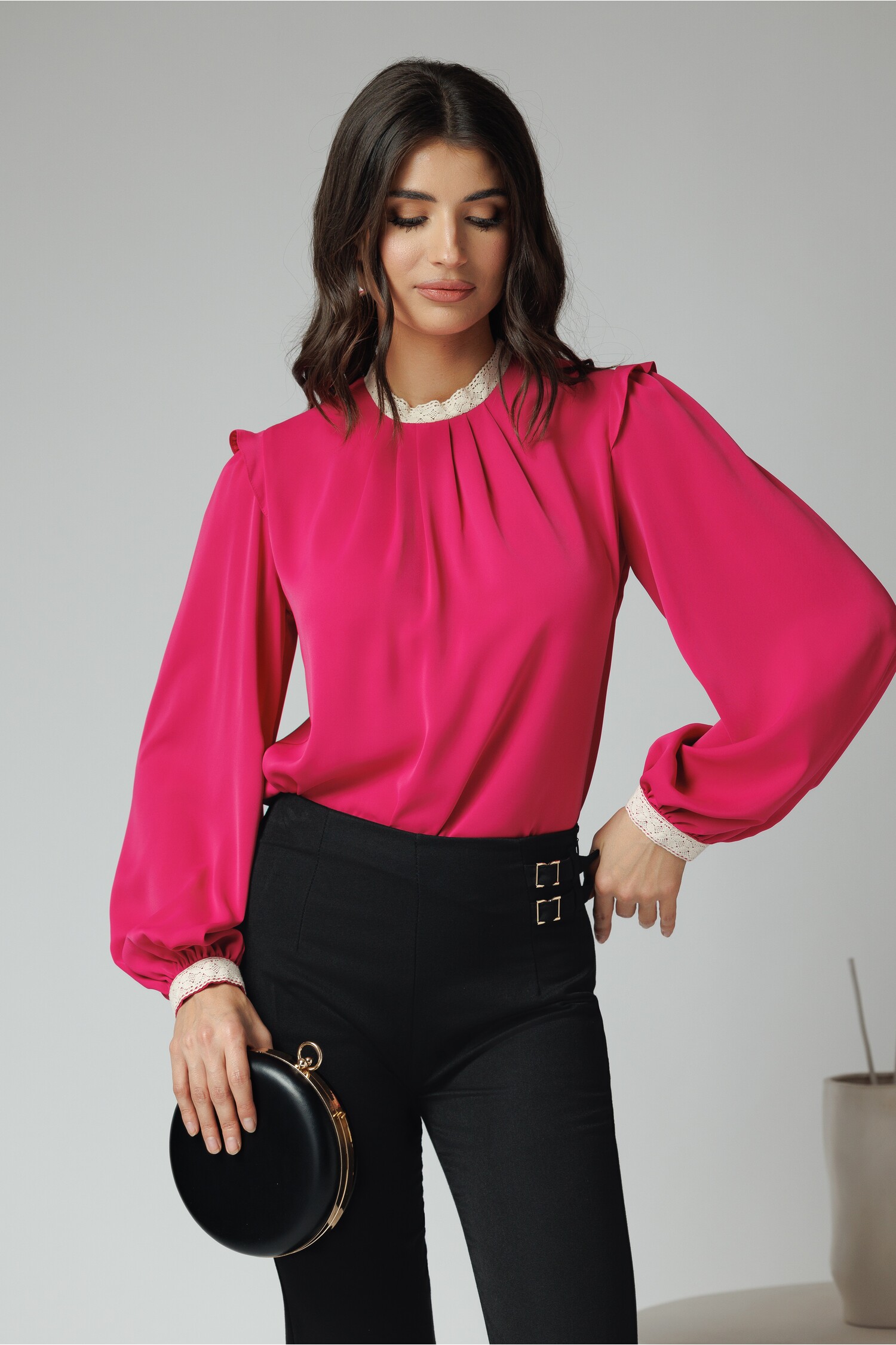 Bluza DY Fashion eleganta din voal fucsia cu dantela la guler si mansete