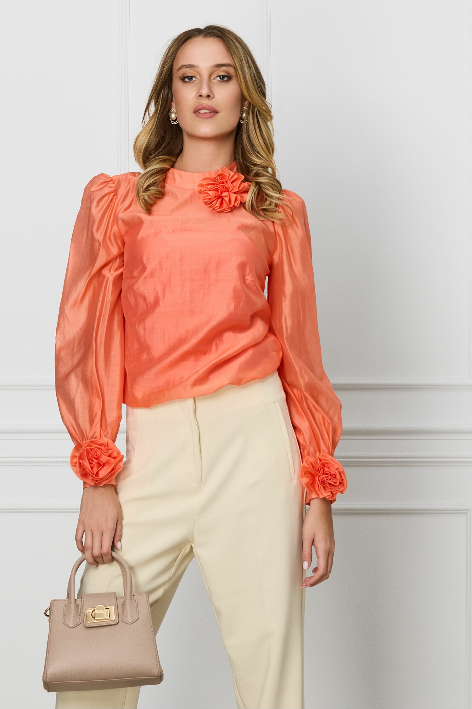 Bluza DY Fashion roz somon cu trandafir la guler si maneci