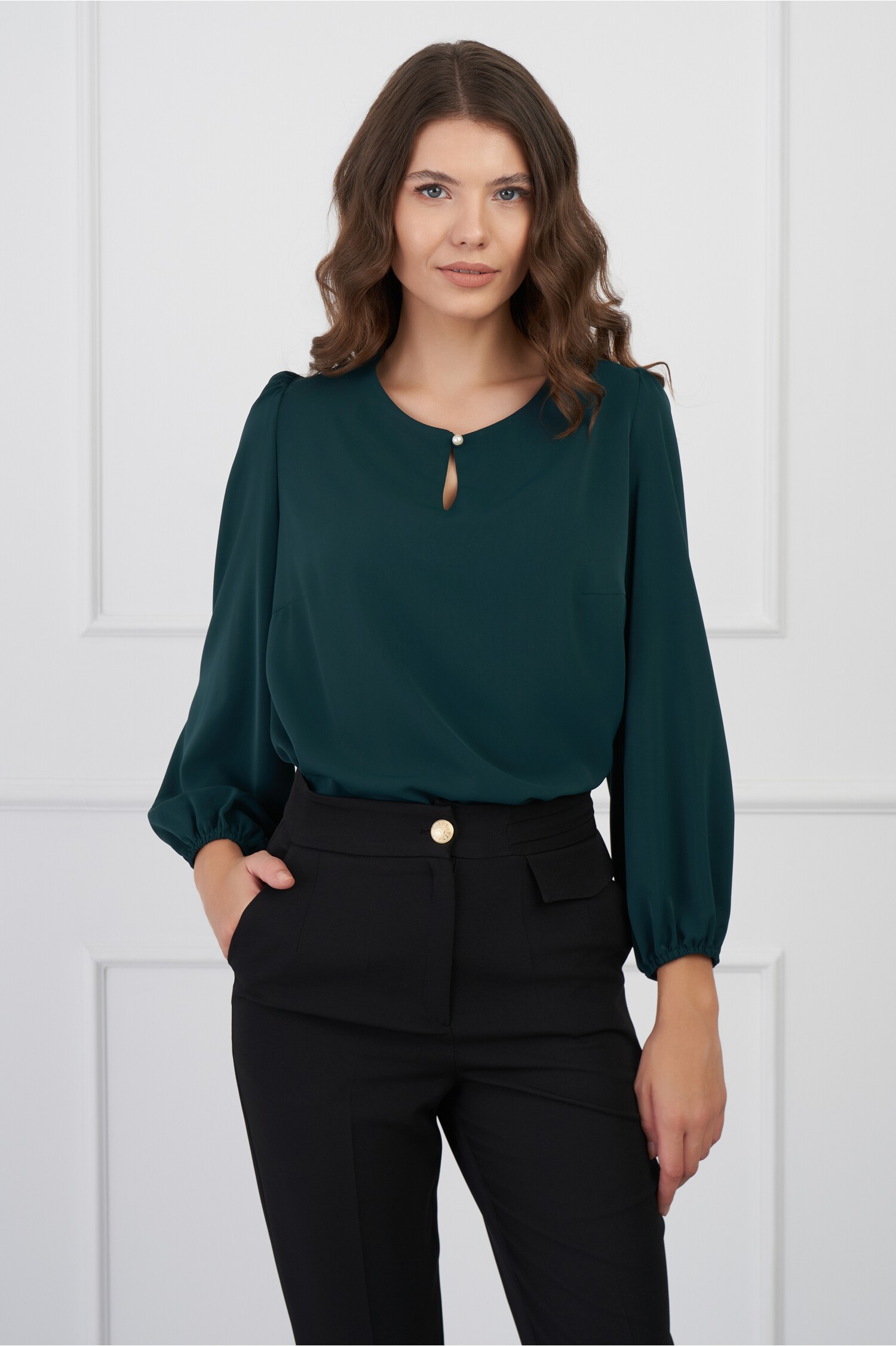 Bluza DY Fashion verde inchis si nasture la decolteu