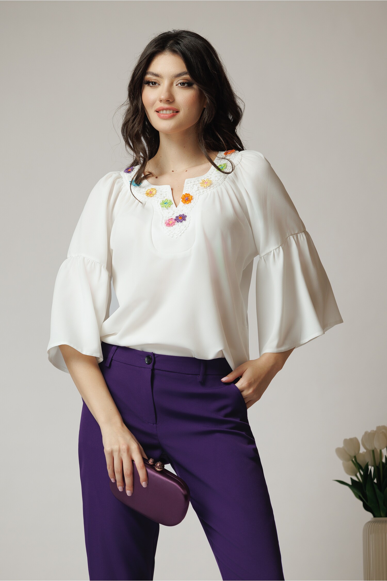 Bluza eleganta din crep alba cu broderie florala colorata