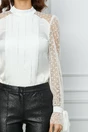 Bluza eleganta din satin alba cu maneci din tull accesorizate cu buline catifelate