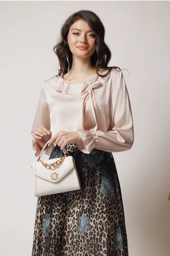 Bluza eleganta din satin bej cu volan la decolteu