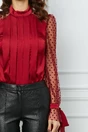 Bluza eleganta din satin rosie cu maneci din tull accesorizate cu buline catifelate