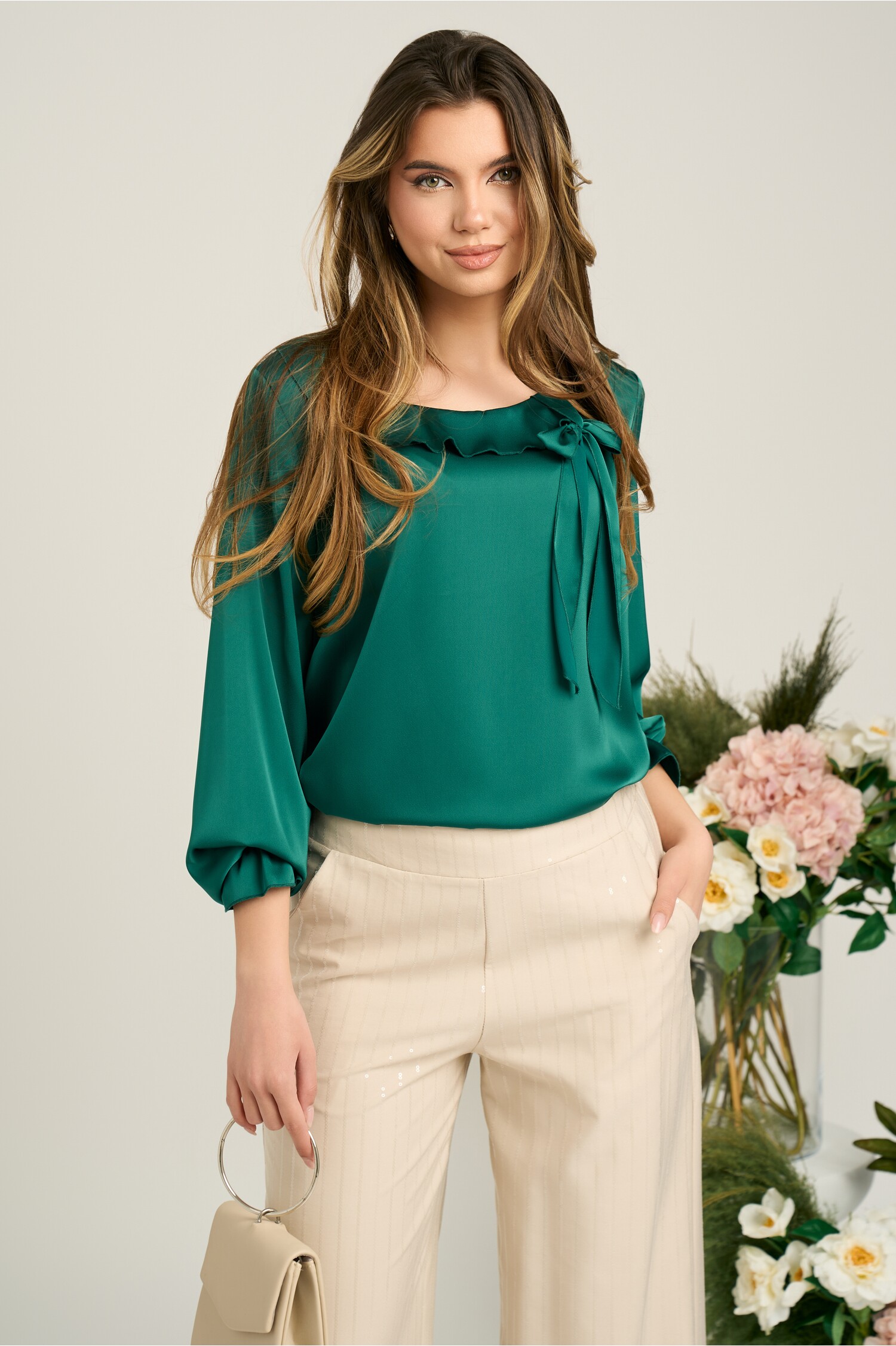 Bluza eleganta din satin verde cu volan la decolteu