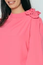 Bluza eleganta din triplu voal corai cu floare pe umar