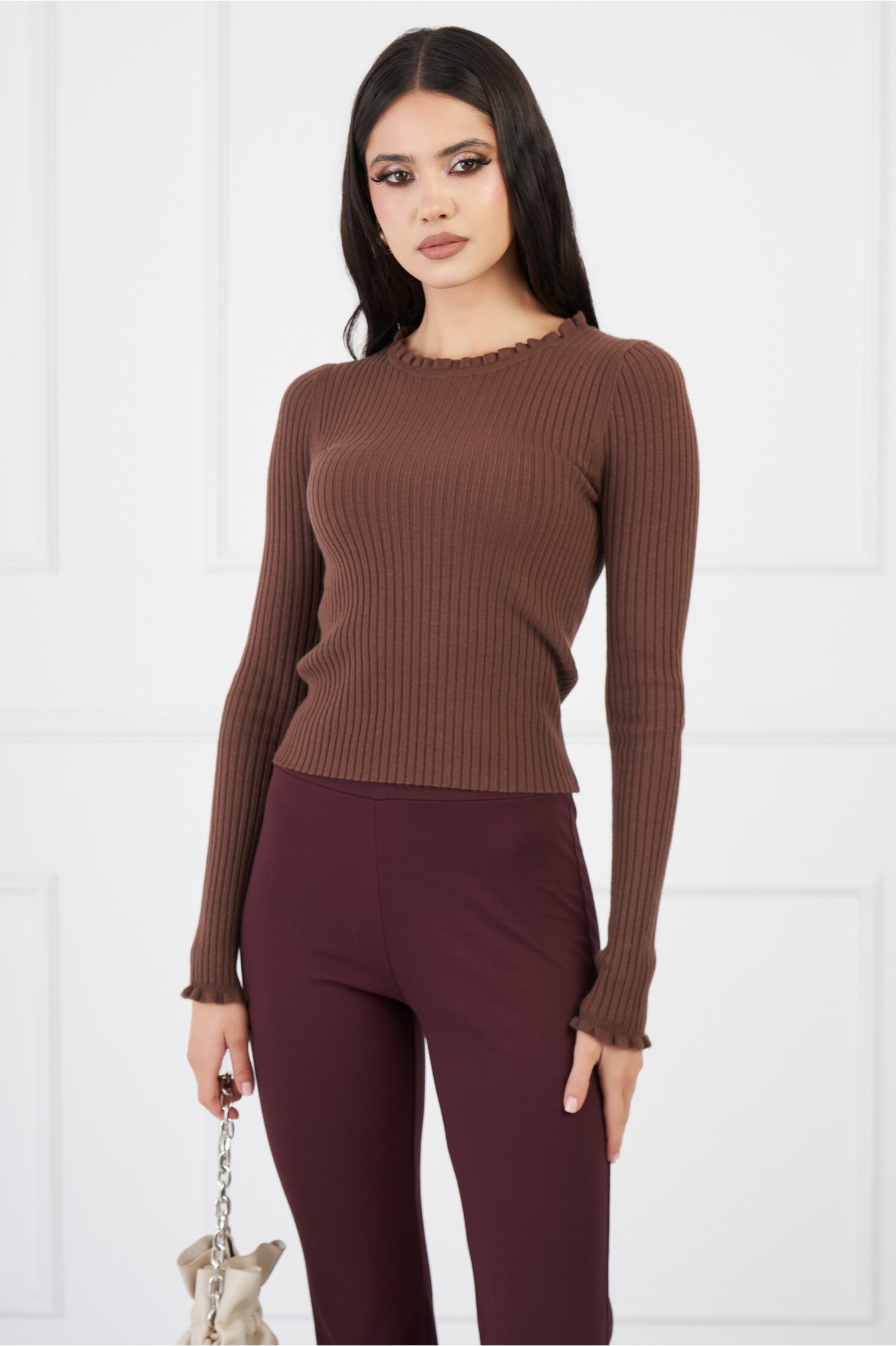 Bluza Ella maro din tricot reiat cu decolteu incretit