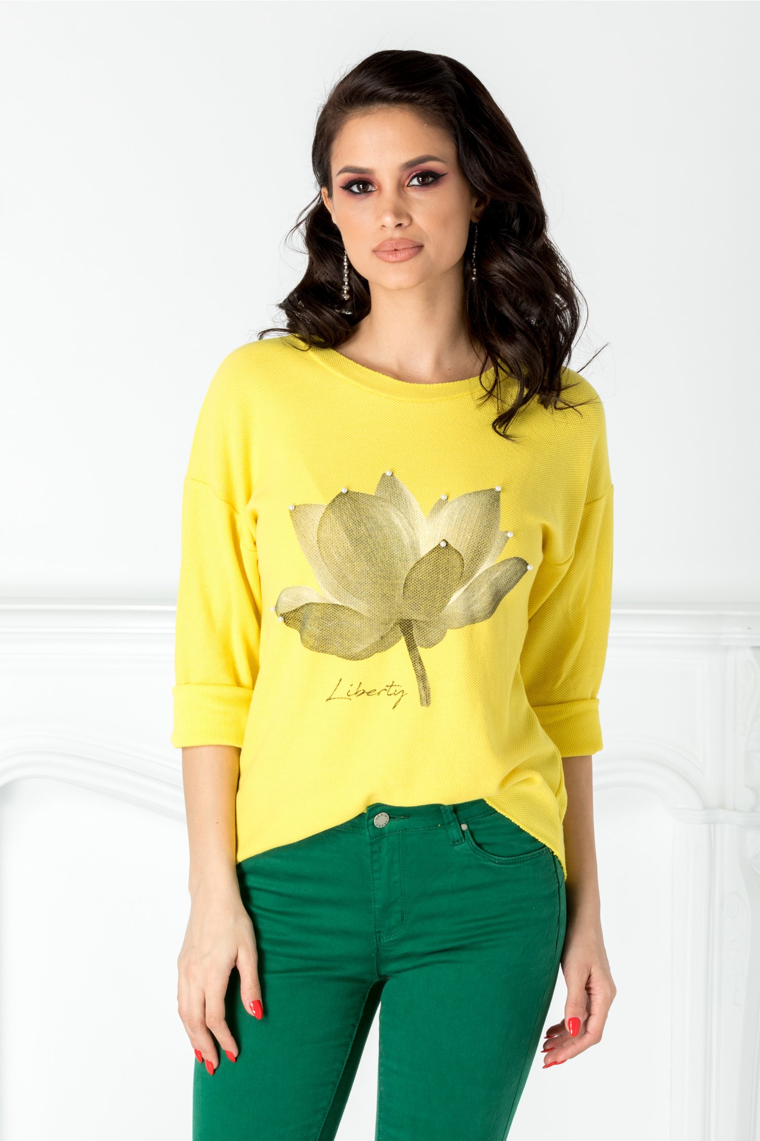 Bluza Flora galbena cu floare si perle la bust