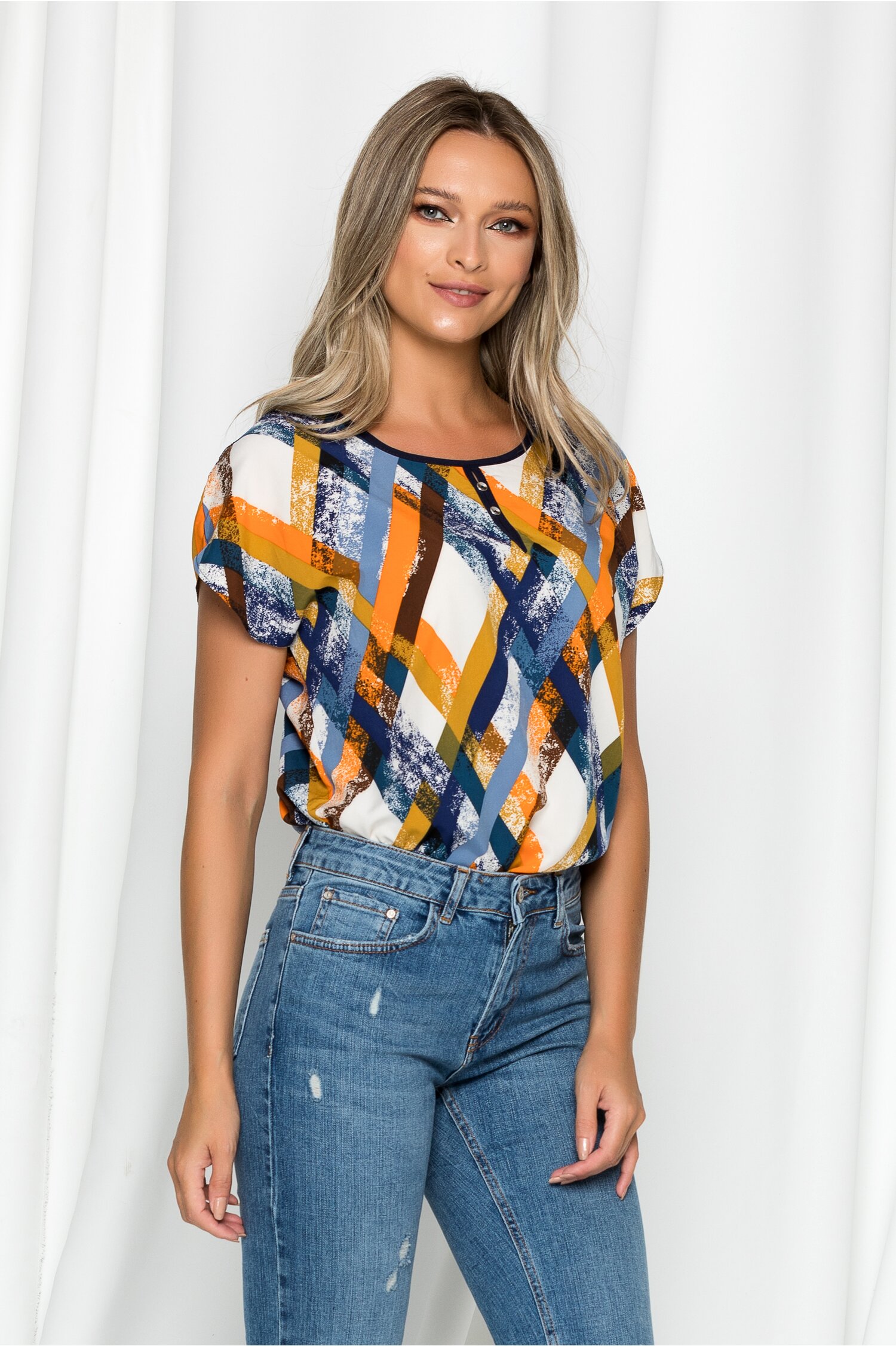 Bluza Gabrielle bej cu maneci scurte si imprimeu geometric bleumarin si orange