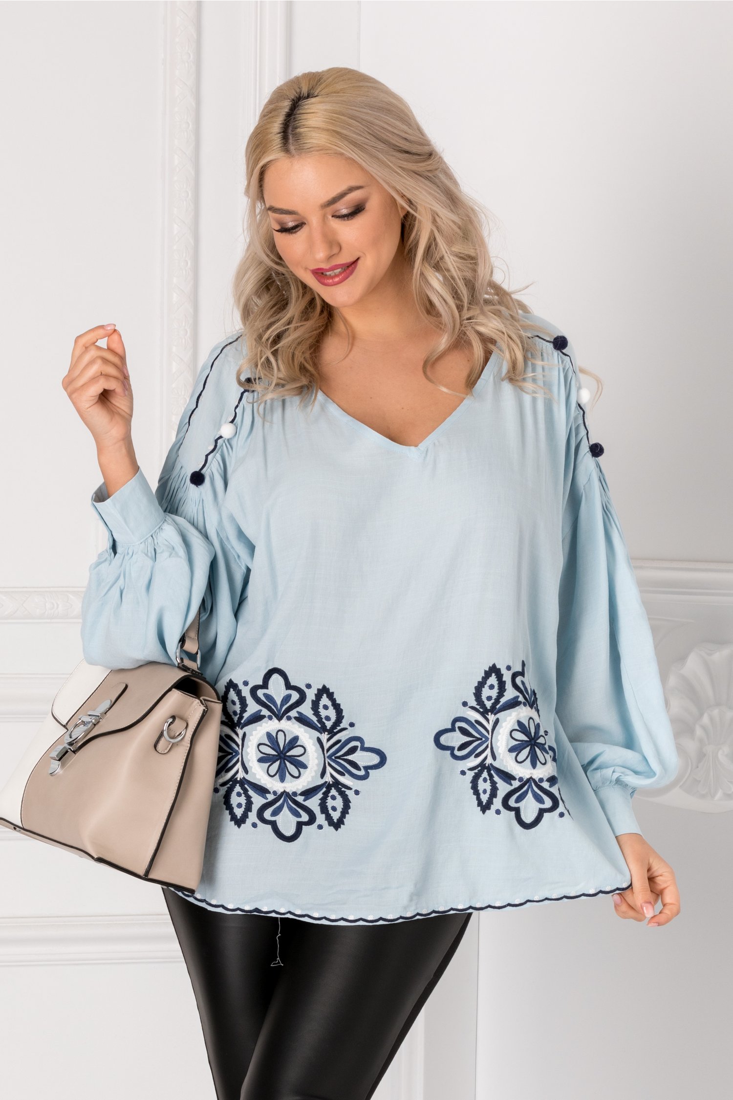 Bluza Ivona bleu cu broderie si ciucuri