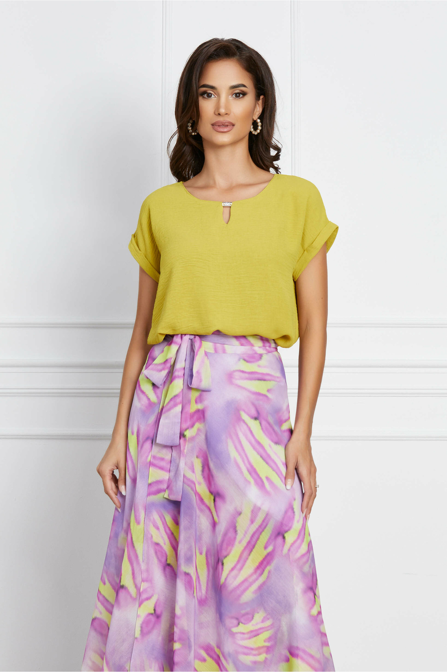 Bluza Karina lime cu accesoriu metalic la decolteu