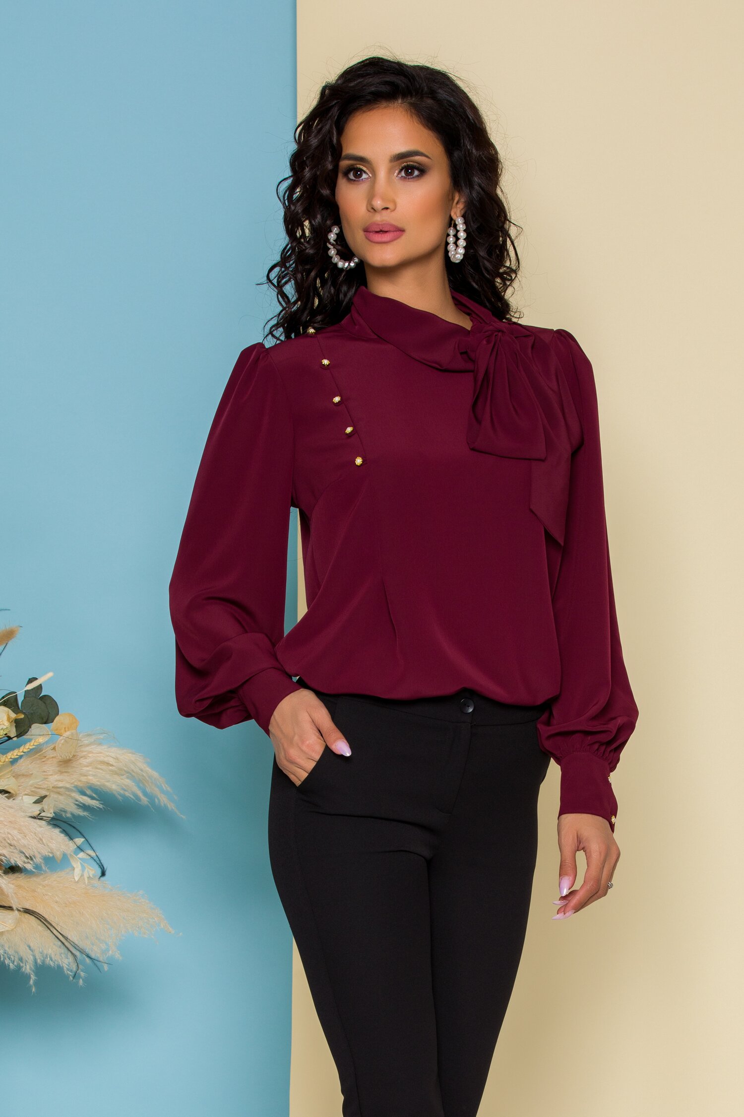 Bluza ladonna bordo cu detaliu stil esarfa la guler si nasturi decorativi tip bijuterie
