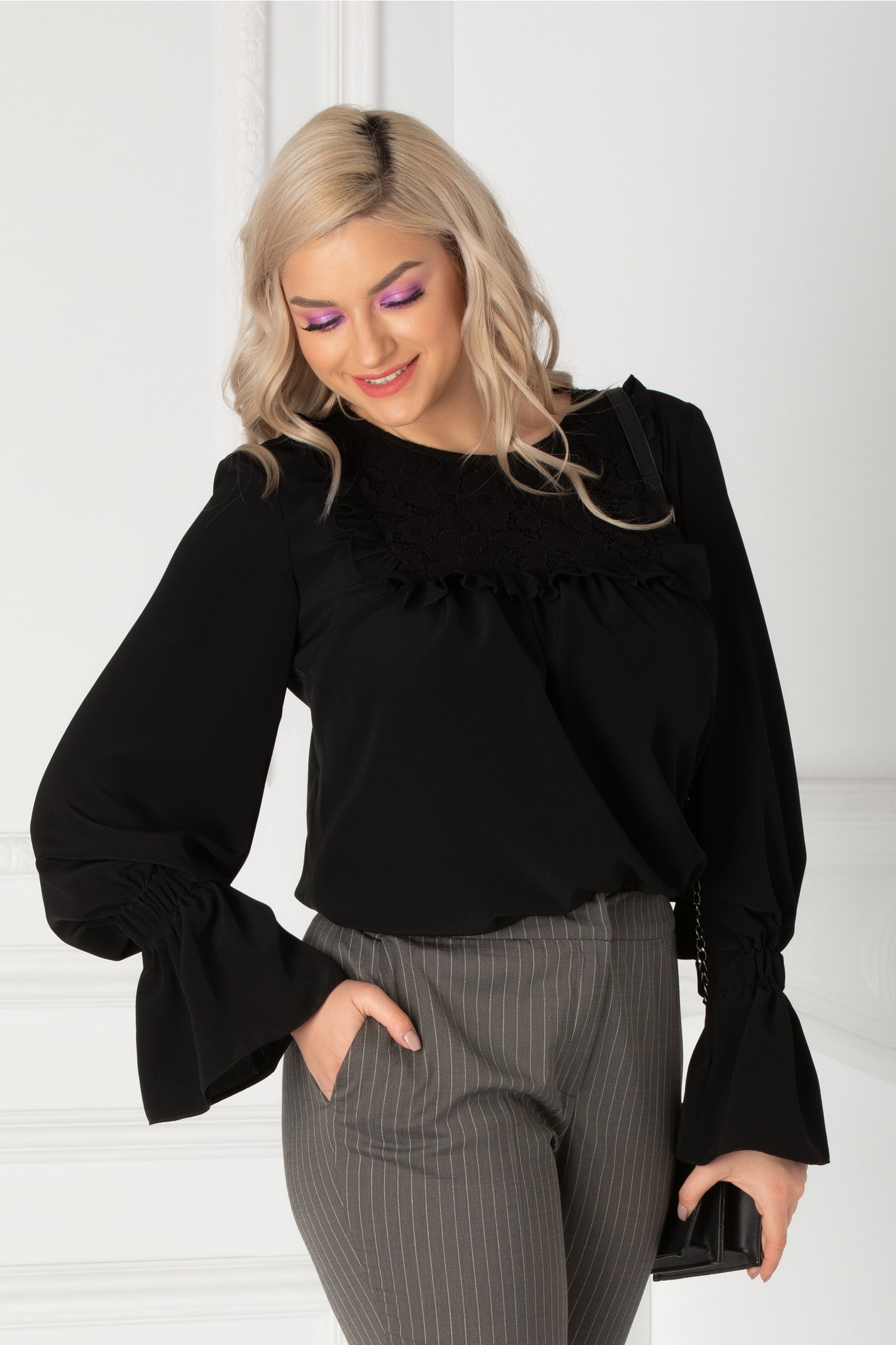 Bluza LaDonna neagra cu volanase si dantela la bust