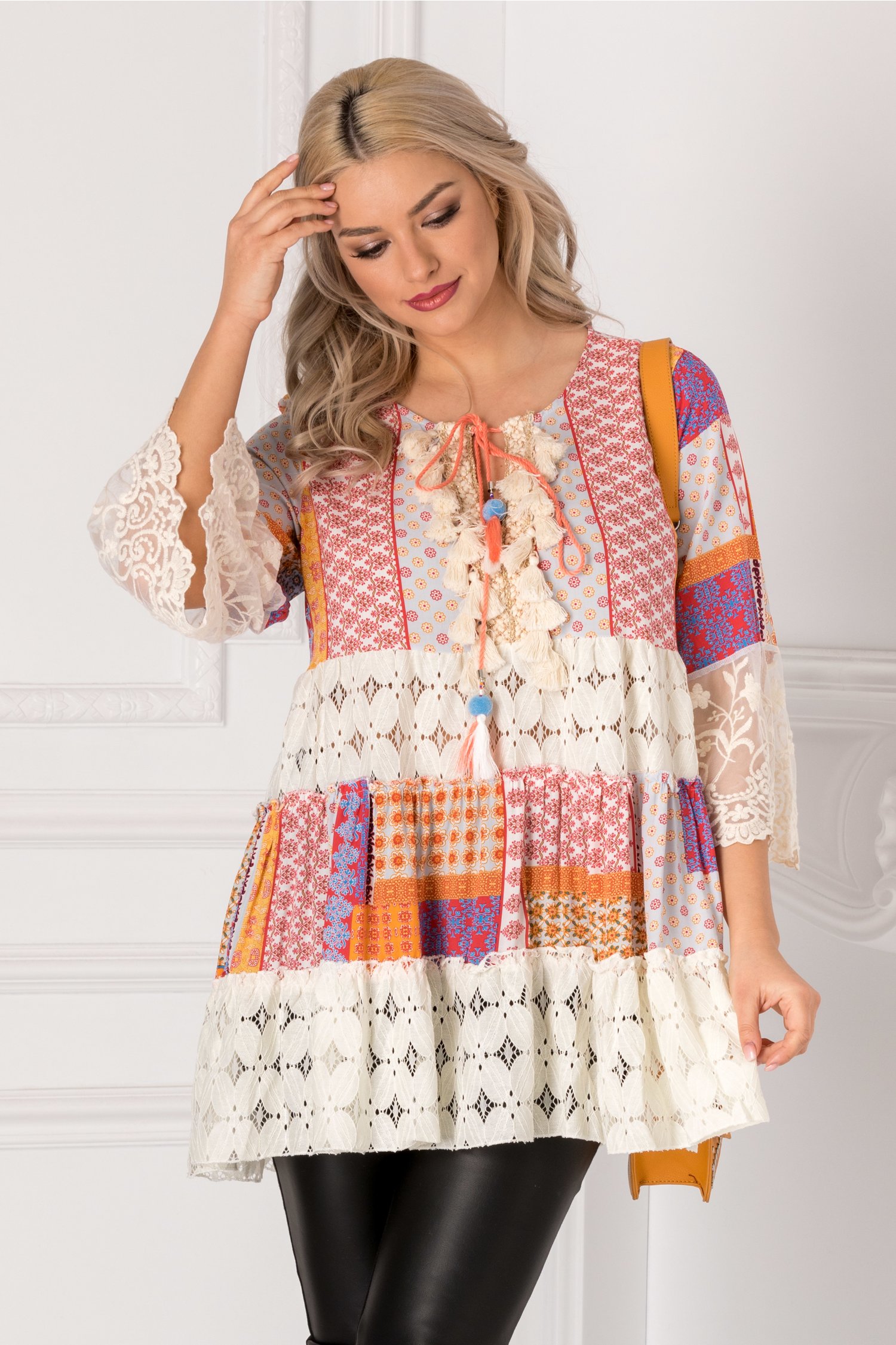 Bluza Miha alba cu imprimeuri fucsia si insertii din dantela