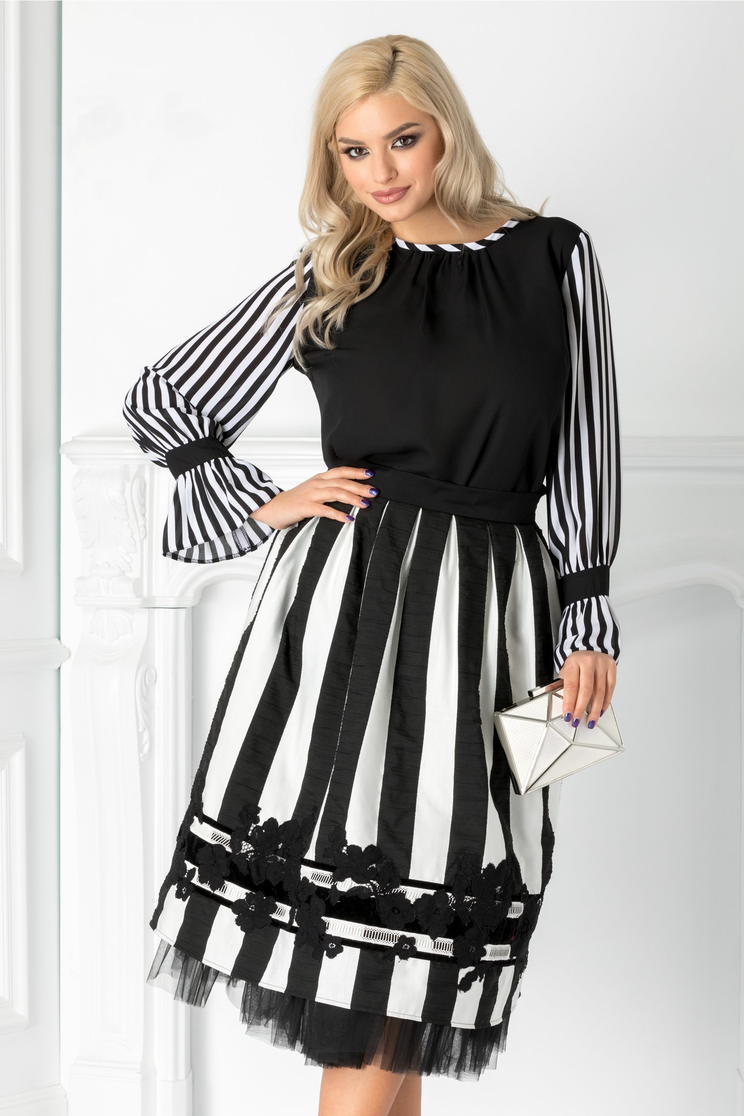 Bluza Moze neagra cu maneci in dungi