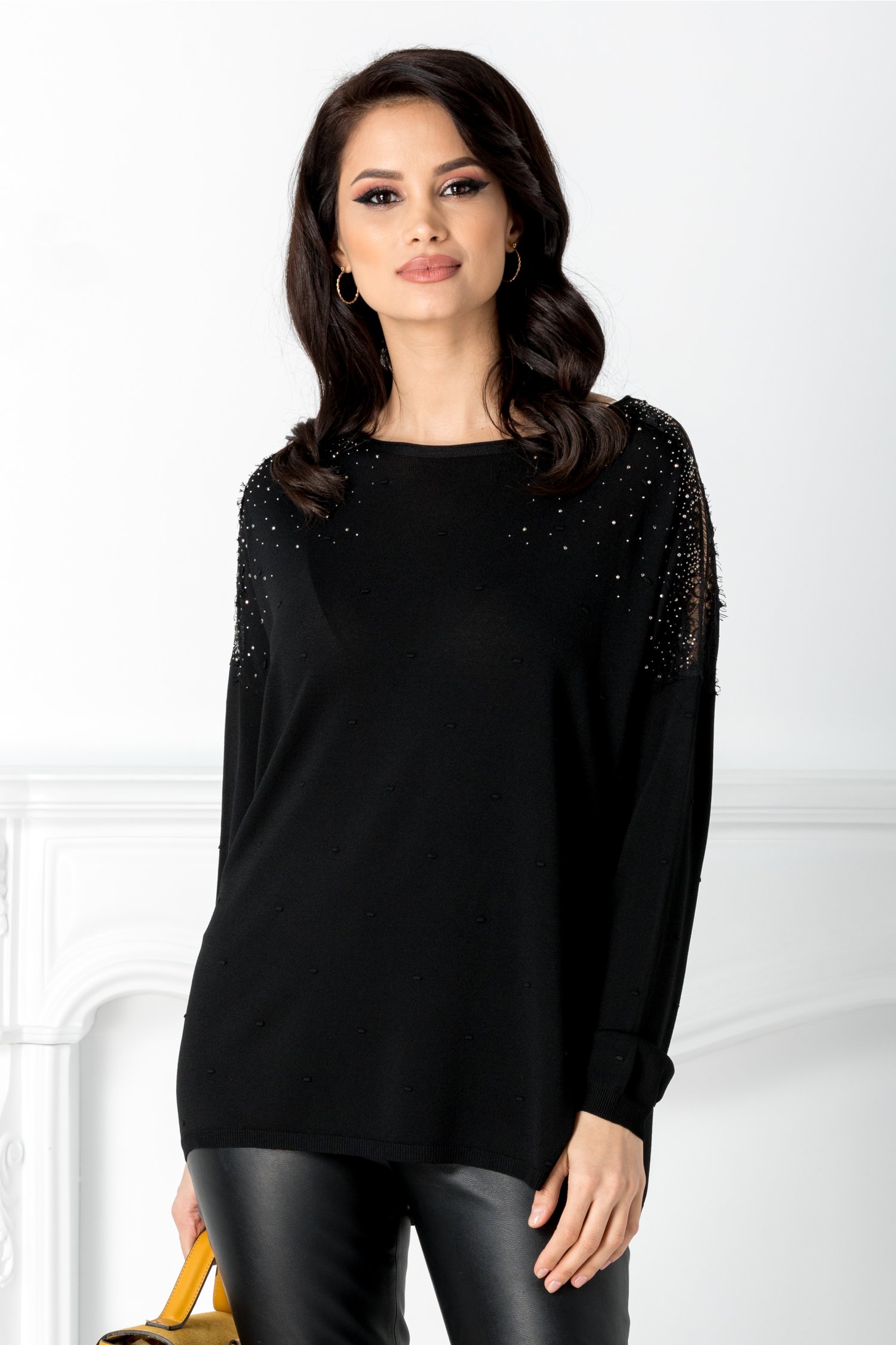 Bluza neagra cu aplicatii din dantela la umeri