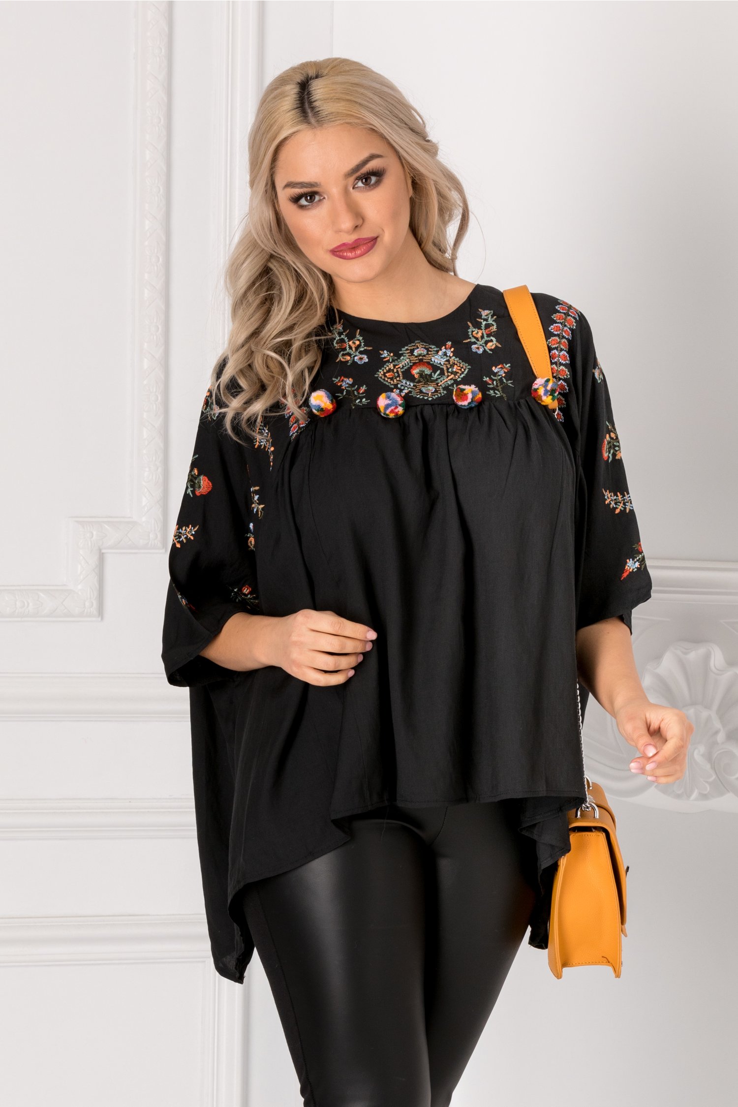 Bluza neagra cu imprimeu traditional si ciucurei la bust