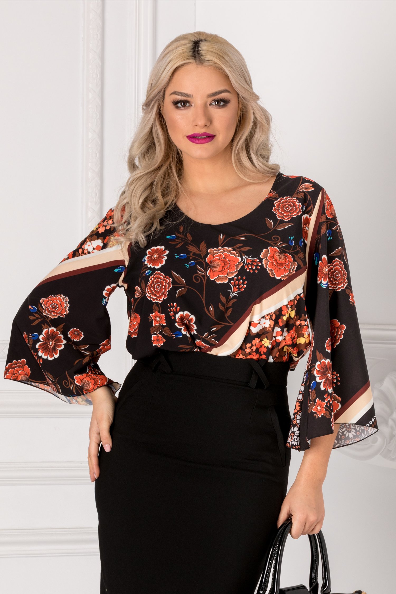 Bluza neagra cu imprimeuri florale caramizii