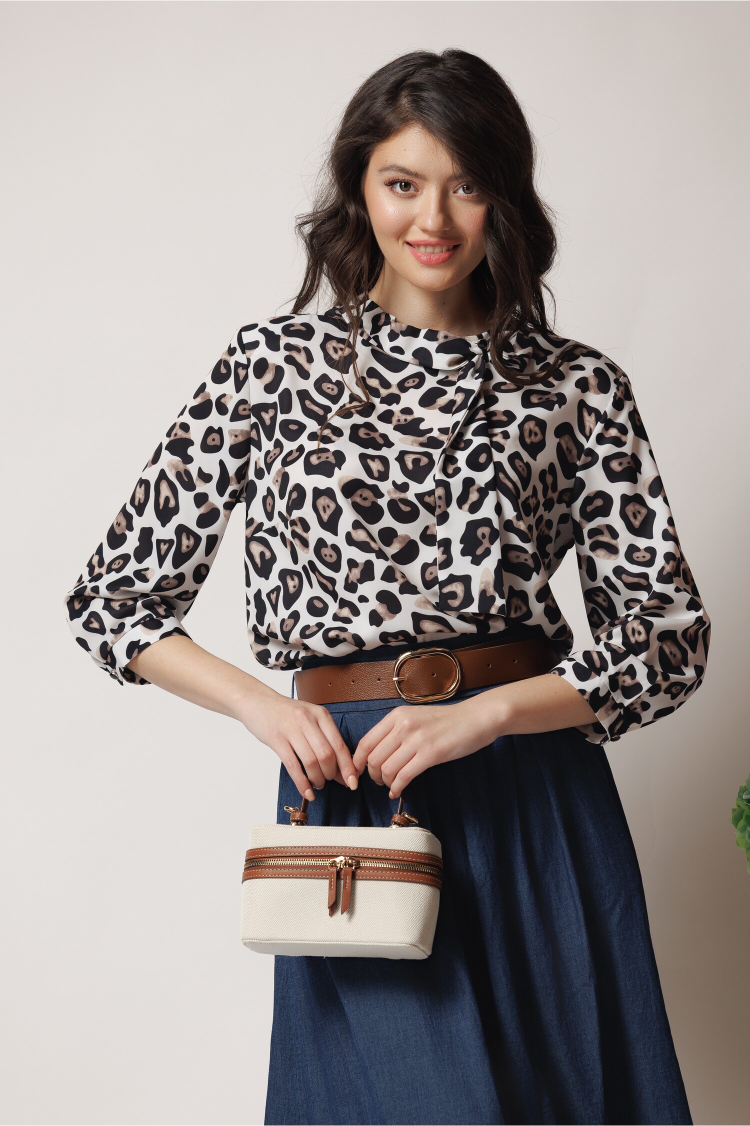 Bluza office din viscoza ivory cu animal print si funda la guler