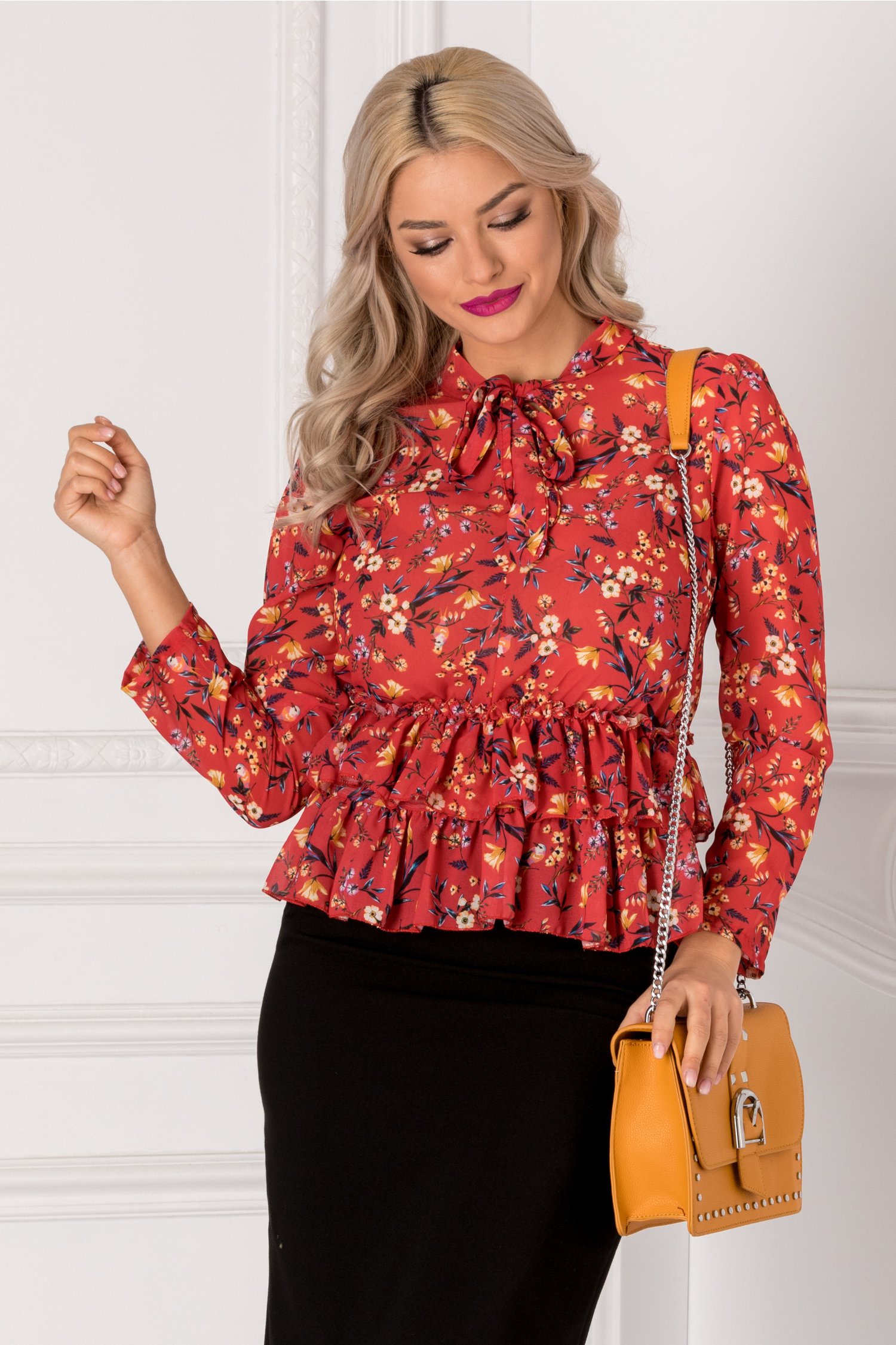Bluza rosie cu imprimeu floral si volanase la baza