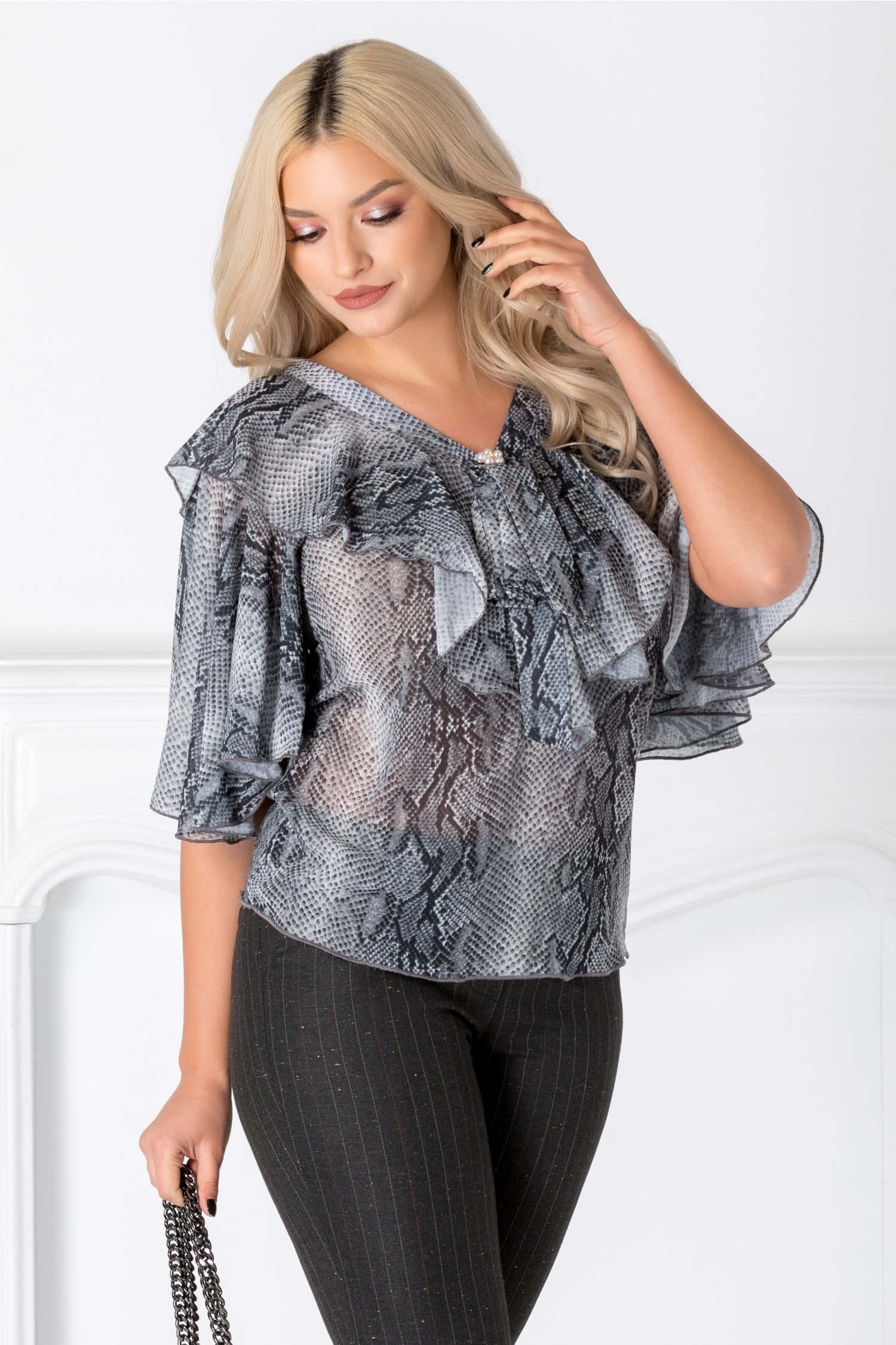 Bluza Sabrina gri cu animal print si volanase