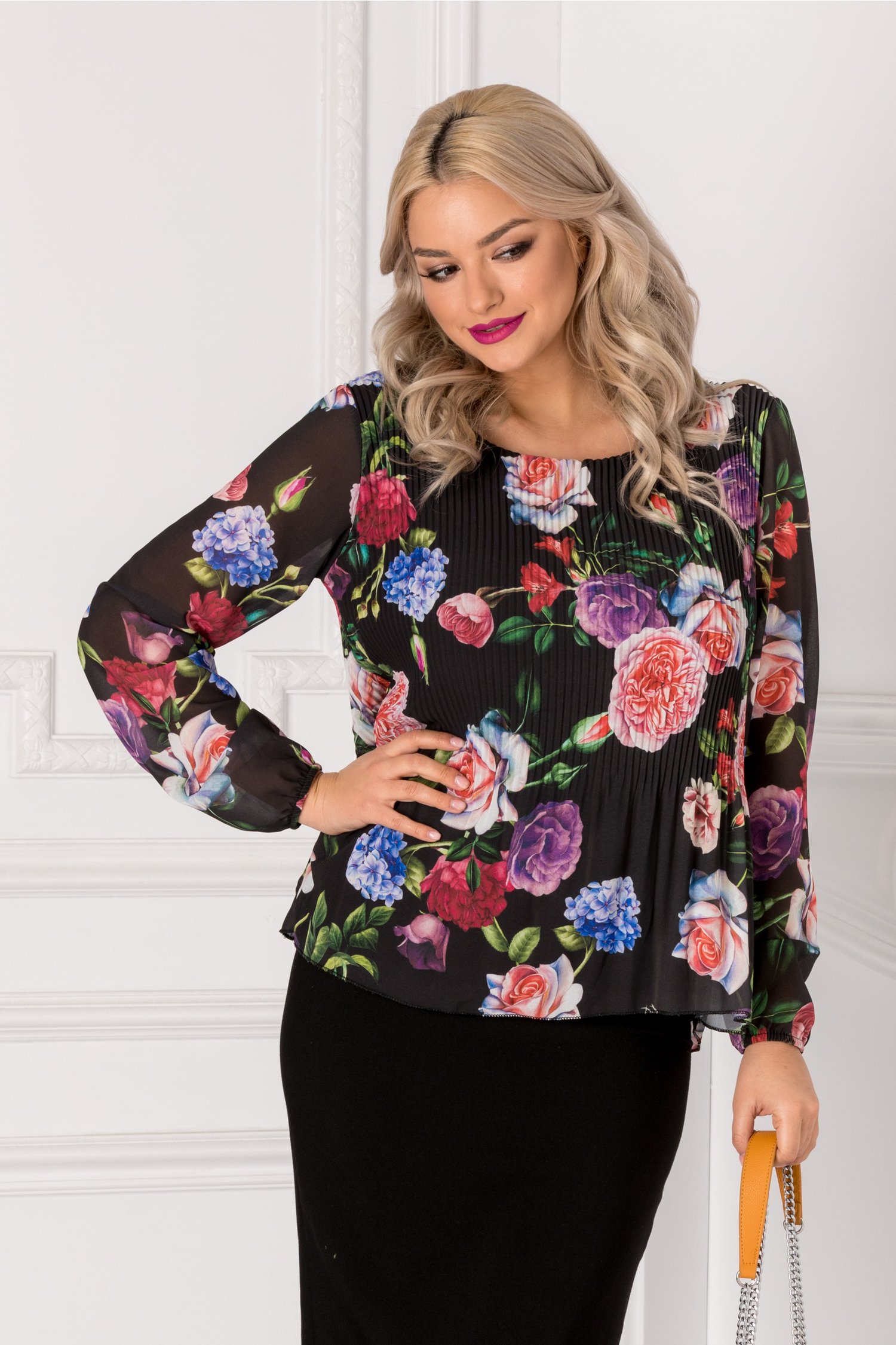 Bluza Sofi neagra din voal plisat cu imprimeu floral