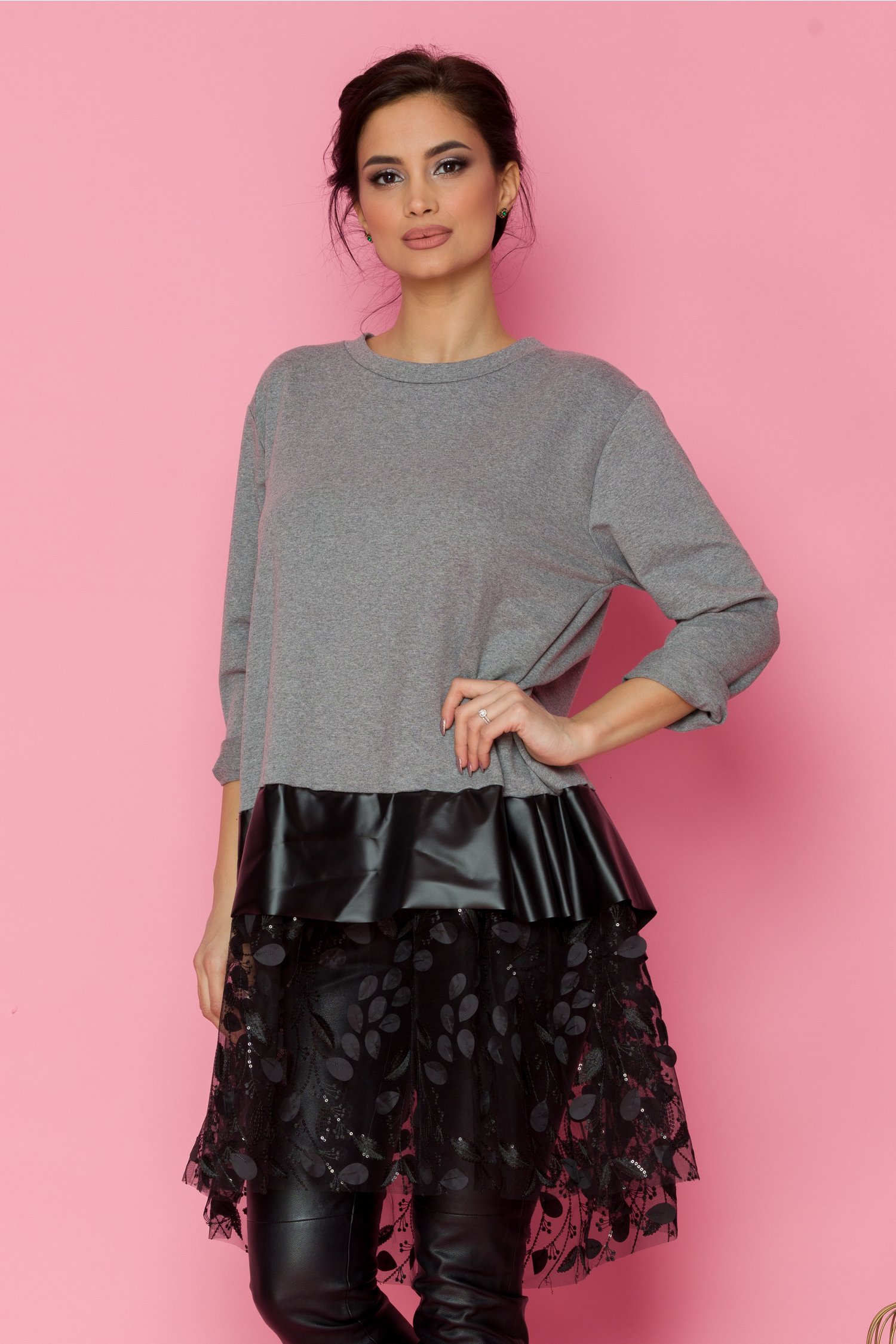 Bluza tamy gri cu volan din piele eco si broderie la baza